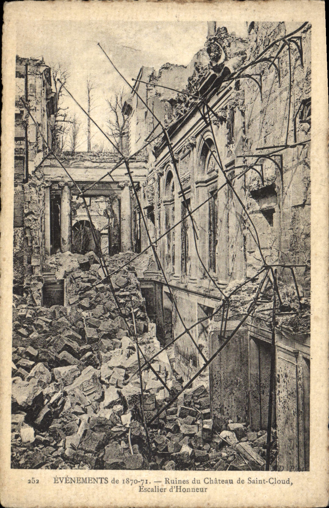 CPA Militaria Evenements de 1871 Ruines du chateau de Saint Cloud Escalier d'honneur 