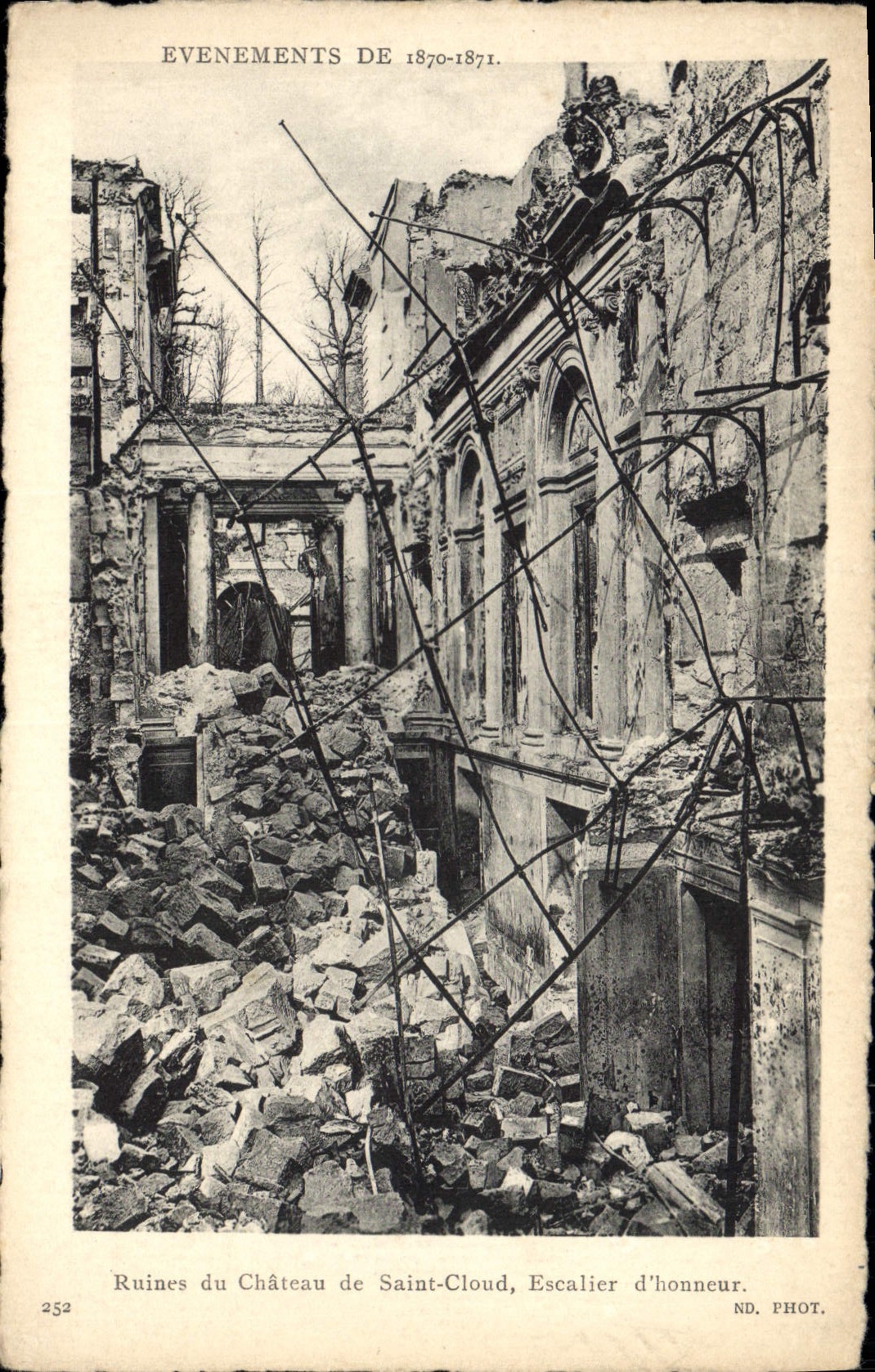 CPA Militaria Evenements de 1871 Ruines du chateau de Saint Cloud Escalier d'honneur 