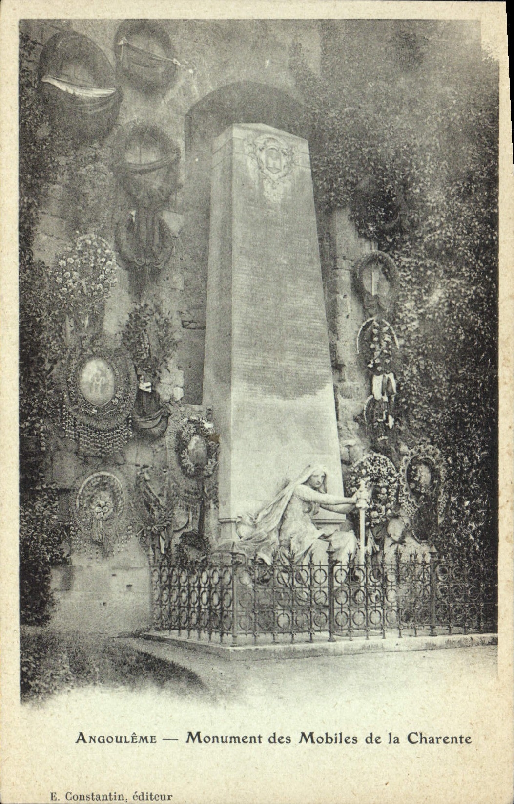 CPA Militaria Monument des Mobiles de la Charente Angouleme