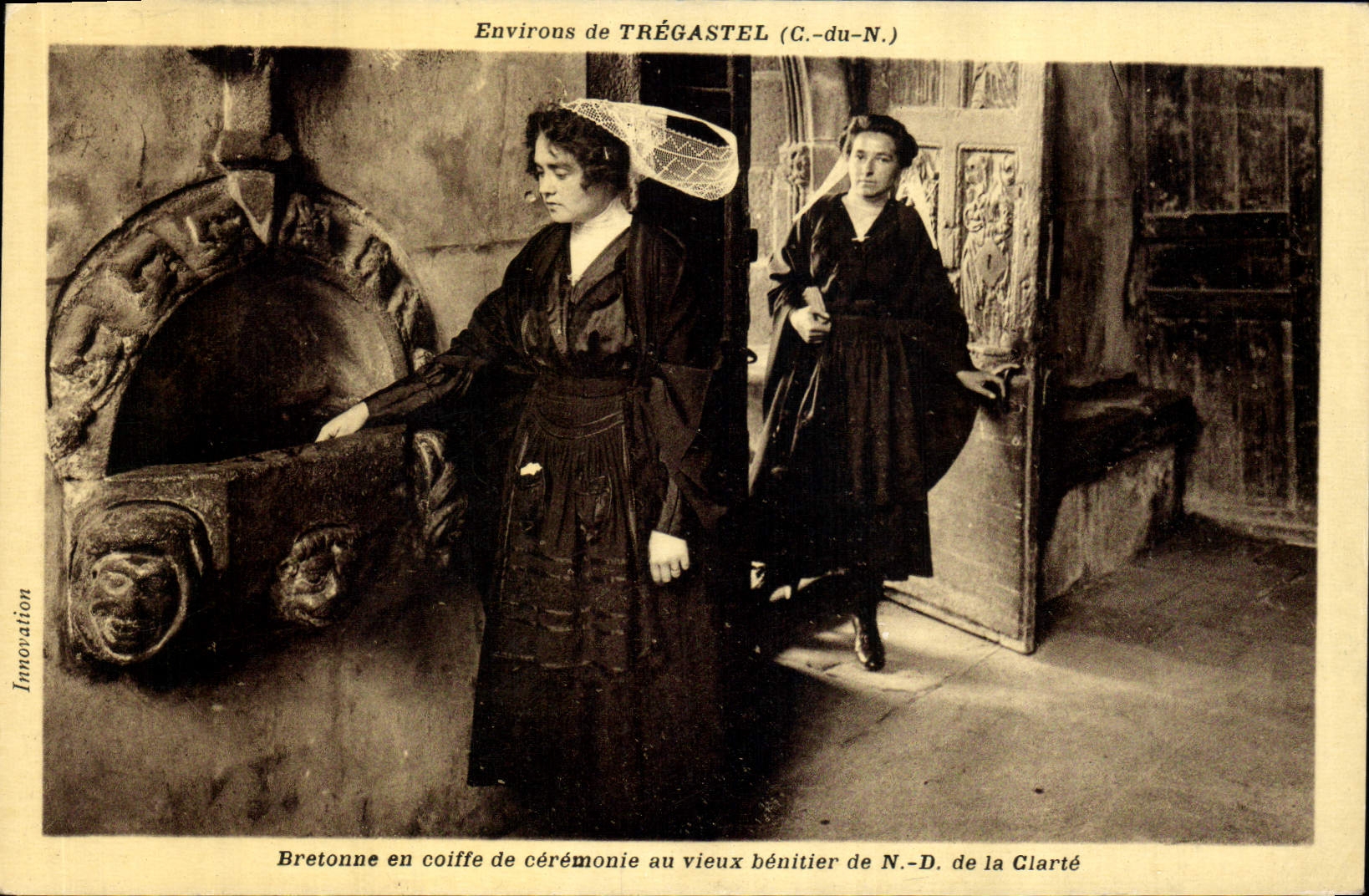 CPA Folklore Environs de Tregastel Bretonne en coiffe de ceremonie au vieux benitier de ND de la Clarte