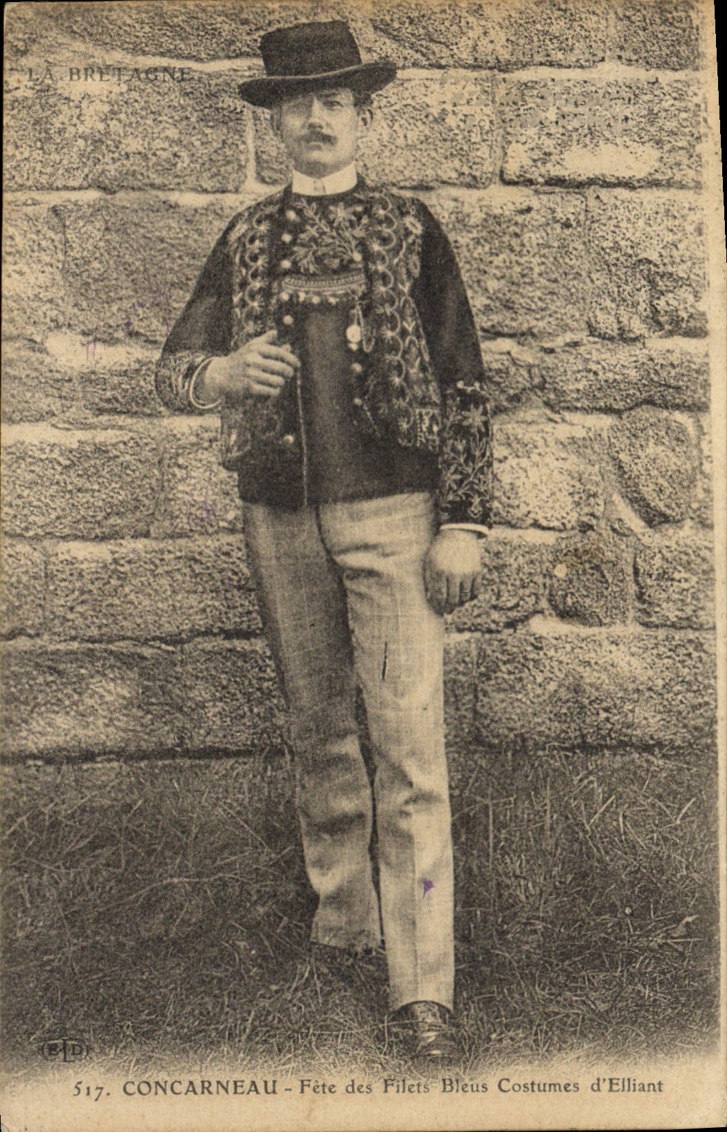 CPA Folklore Concarneau Fete des Filets Bleus Costume d'Elliant