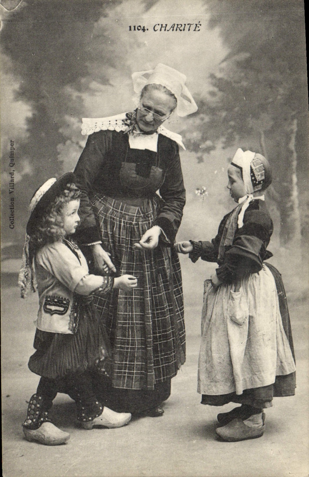 CPA Folklore Charite Femme Enfants