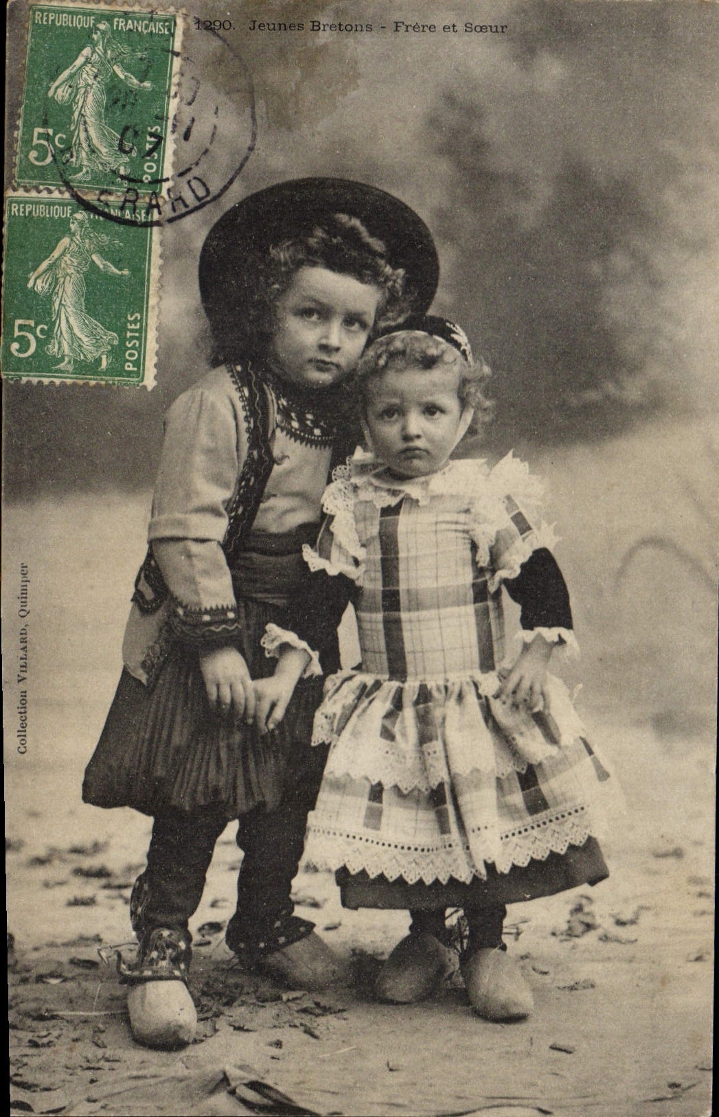 CPA Folklore Jeunes Bretons Frere et soeur