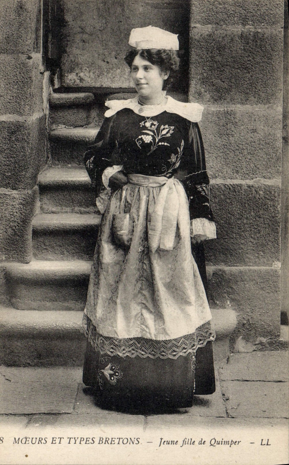 CPA Folklore Jeune fille de Quimper