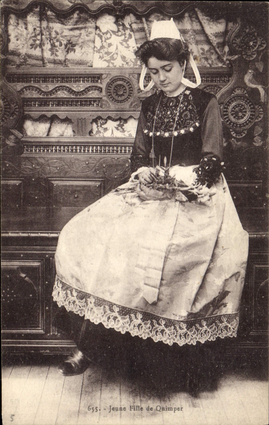 CPA Folklore Jeune fille de Quimper