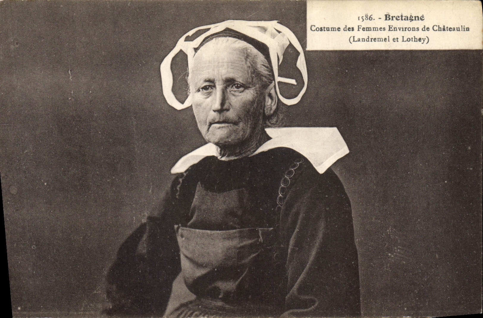 CPA Folklore Bretagne Costume des femmes environs de Chateaulin Landremel et Lothey 