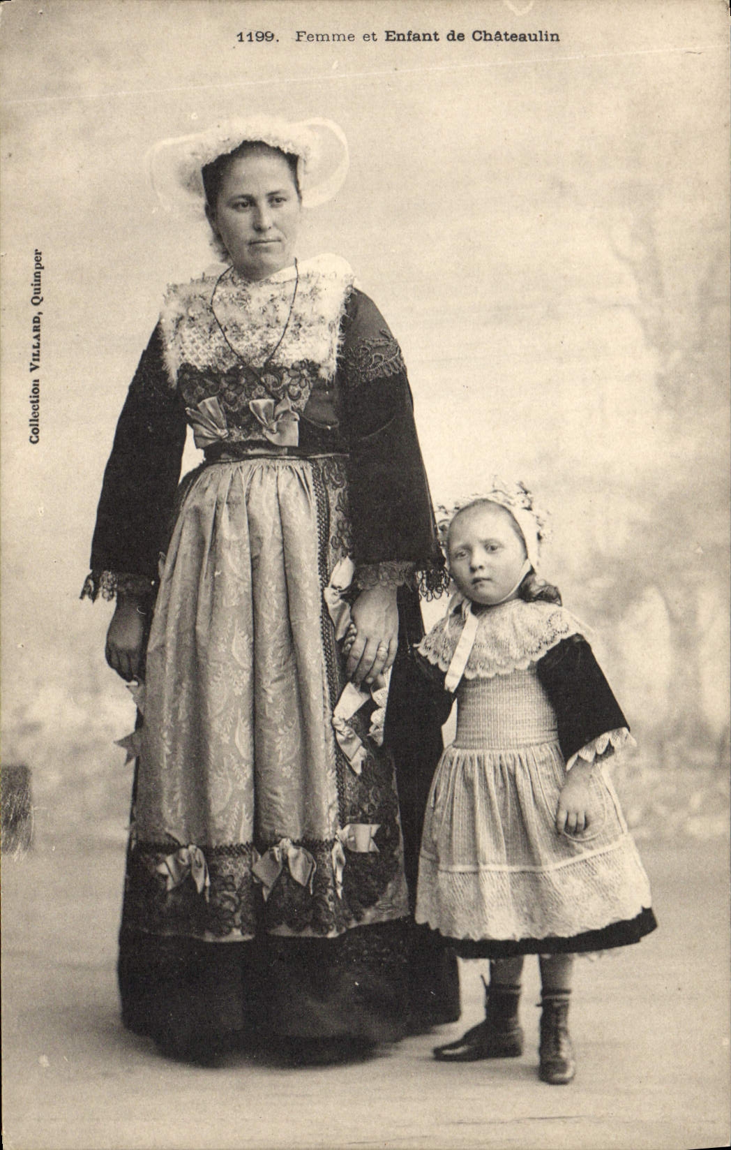 CPA Folklore Femme et enfant de Chateaulin 