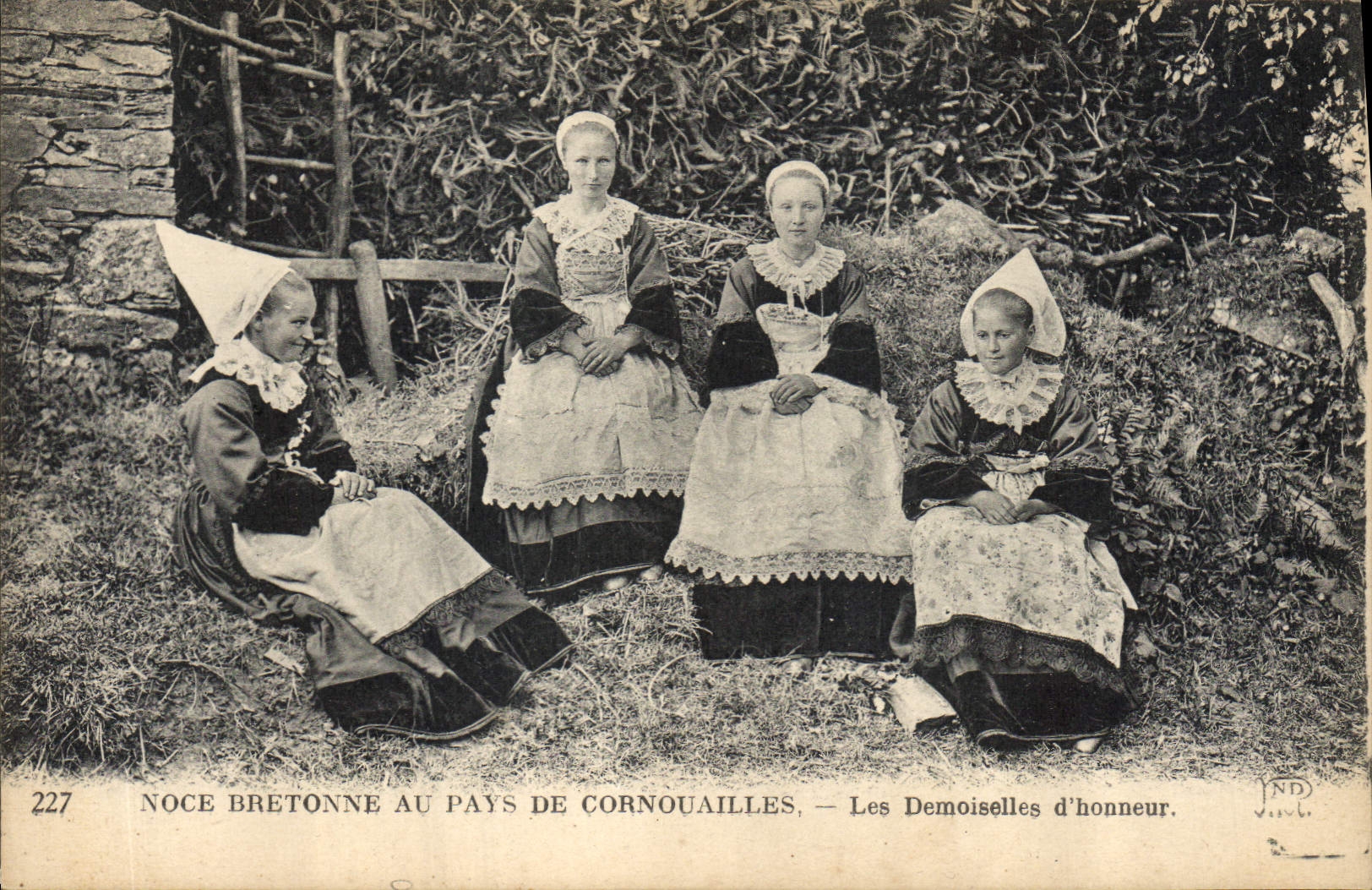 CPA Folklore Noce bretonne au Pays de Cornouailles Les demoiselles d'honneur Enfants