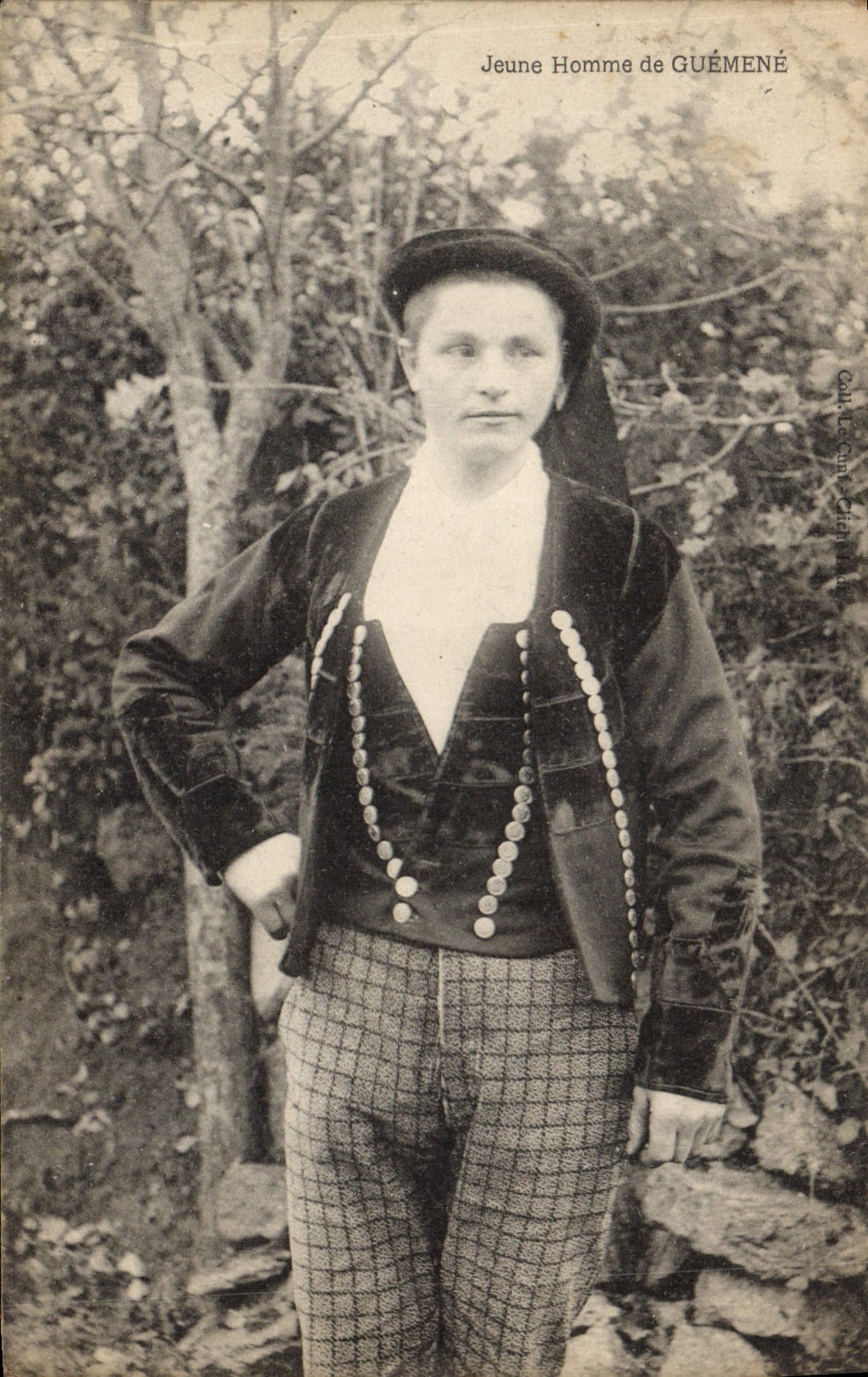CPA Folklore Jeune homme de Guemene