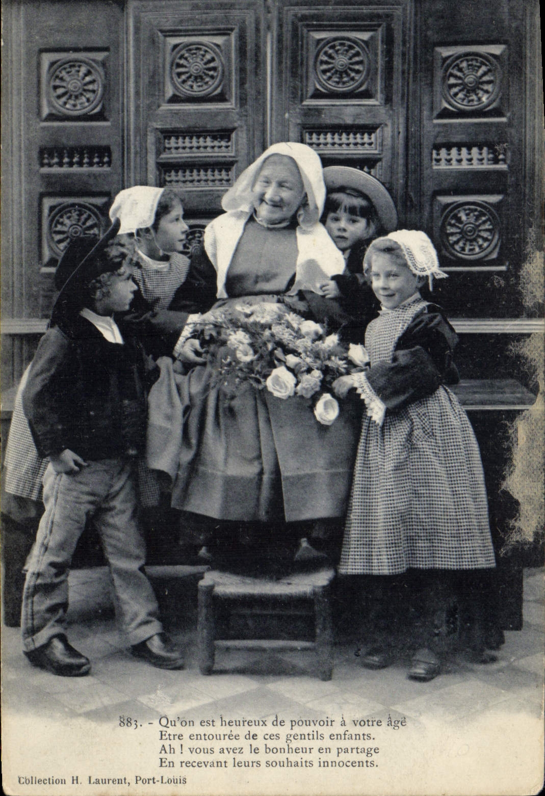 CPA Folklore Bretagne Grand mere Enfants