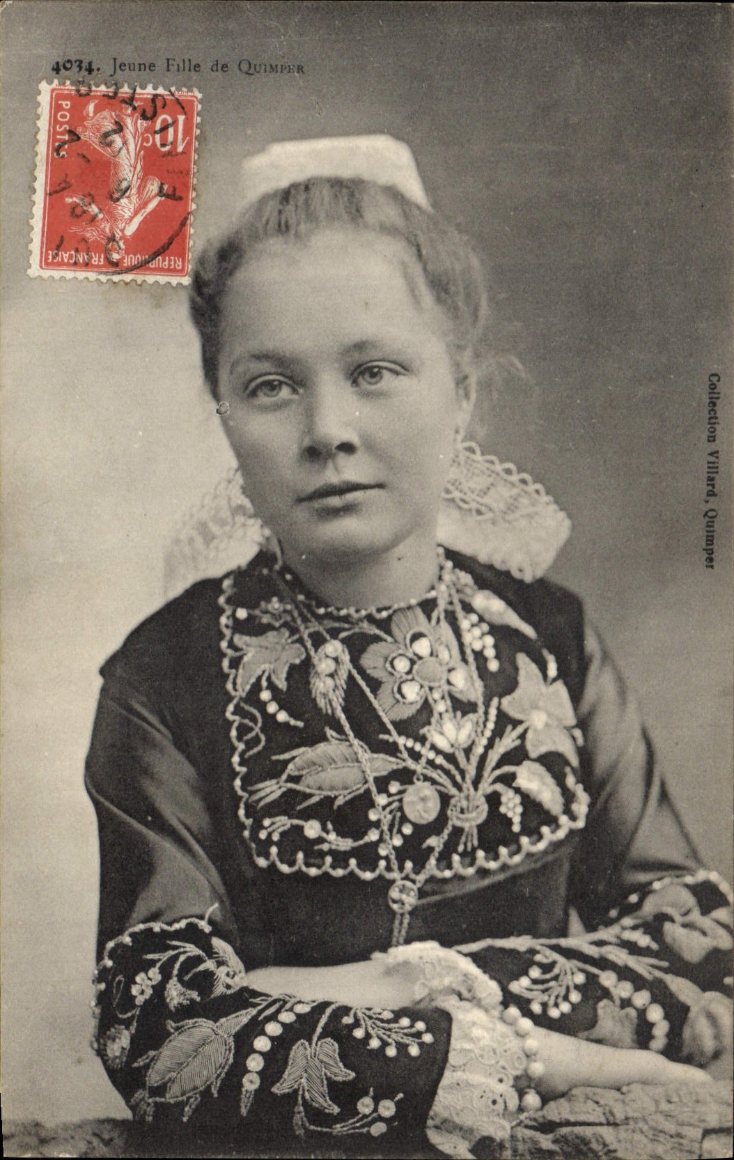 CPA Folklore Jeune fille de Quimper