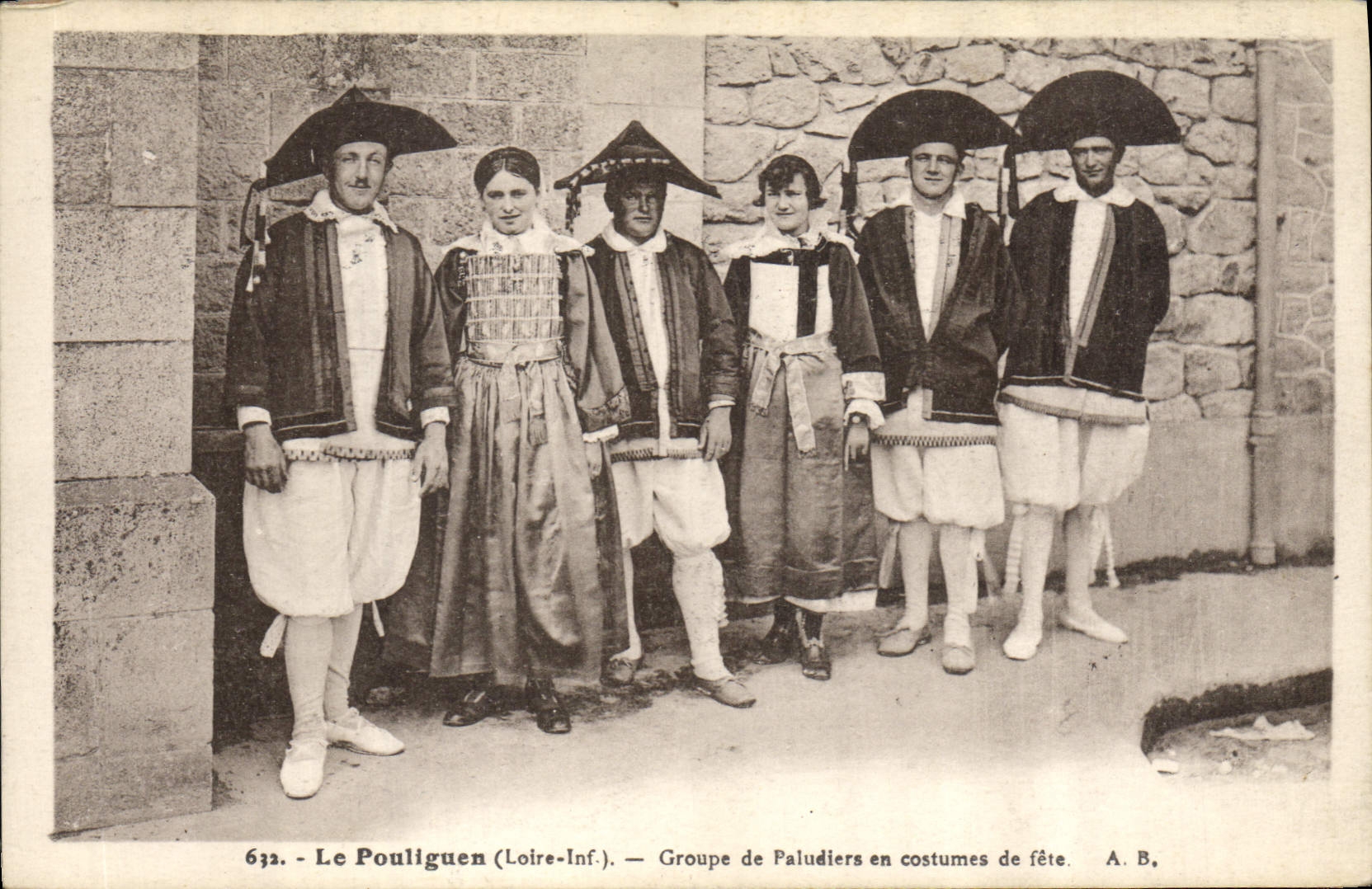 CPA Folklore Le Pouliguen Groupe de Paludiers en costumes de fete
