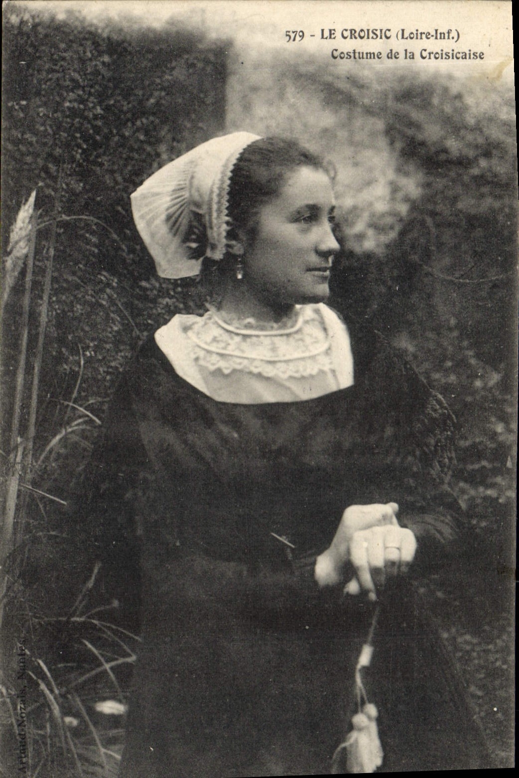 CPA Folklore Le Croisic Costume de Croisicaise