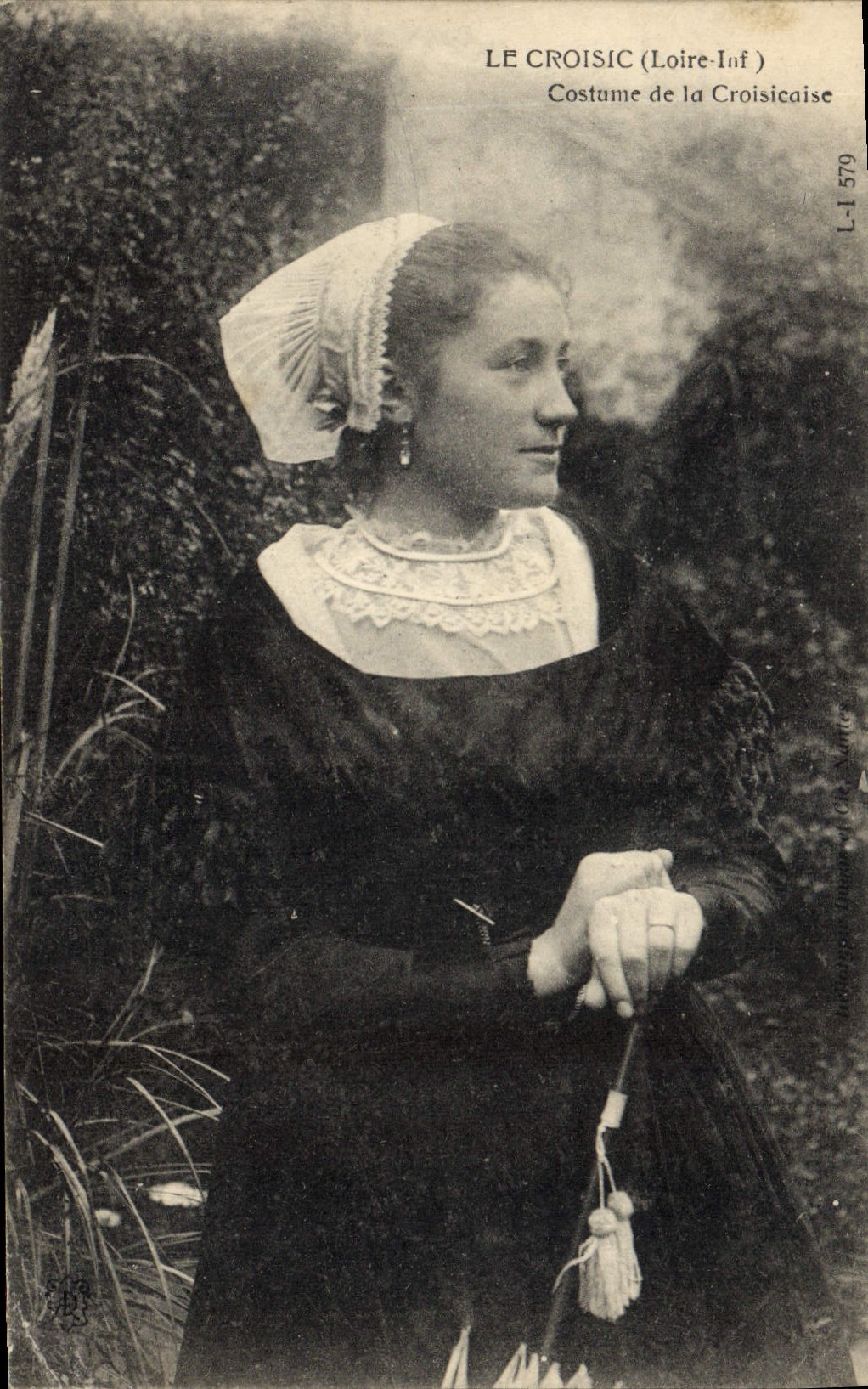 CPA Folklore Le Croisic Costume de la Croisicaise