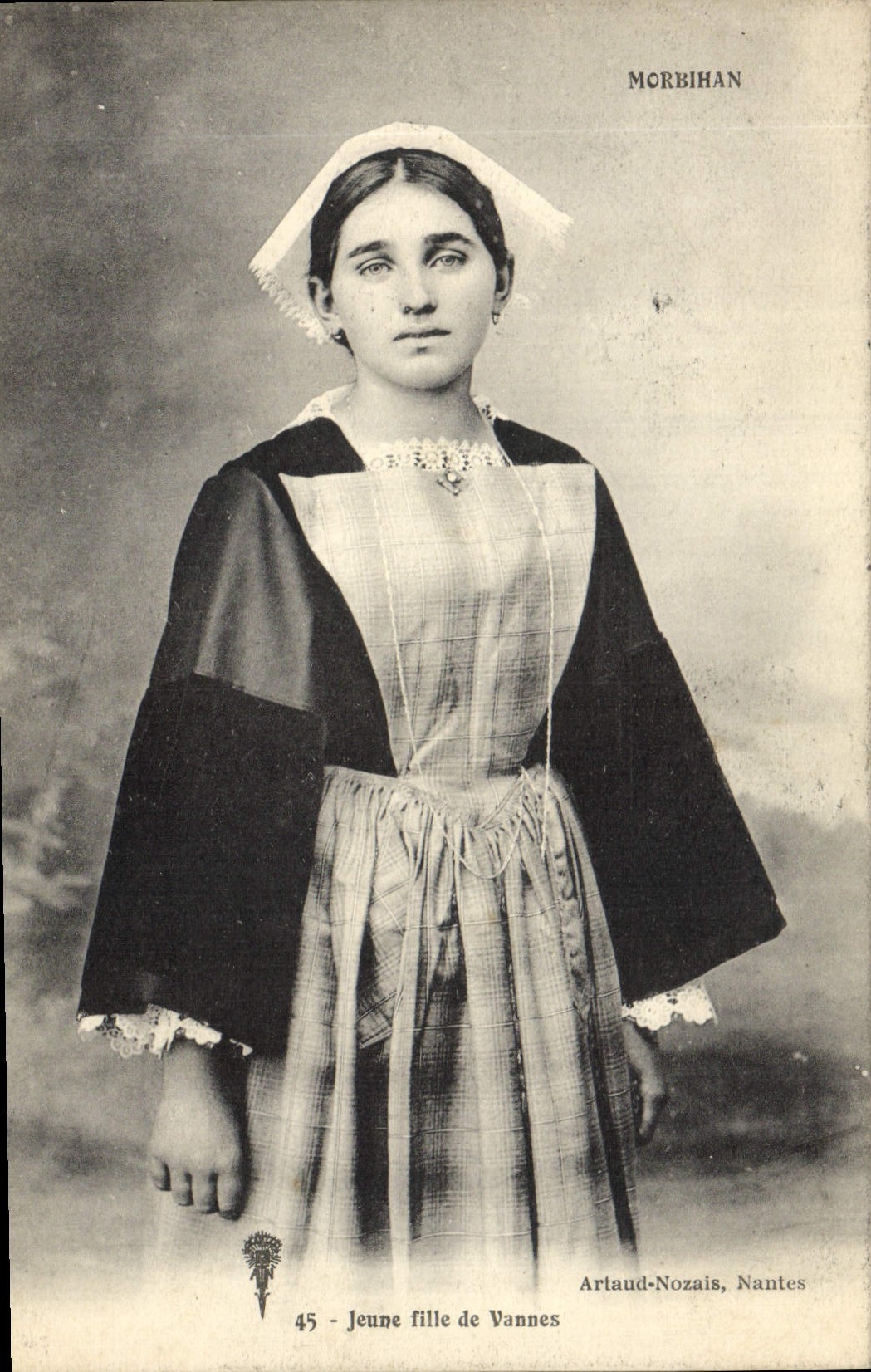 CPA Folklore Jeune fille de Vannes