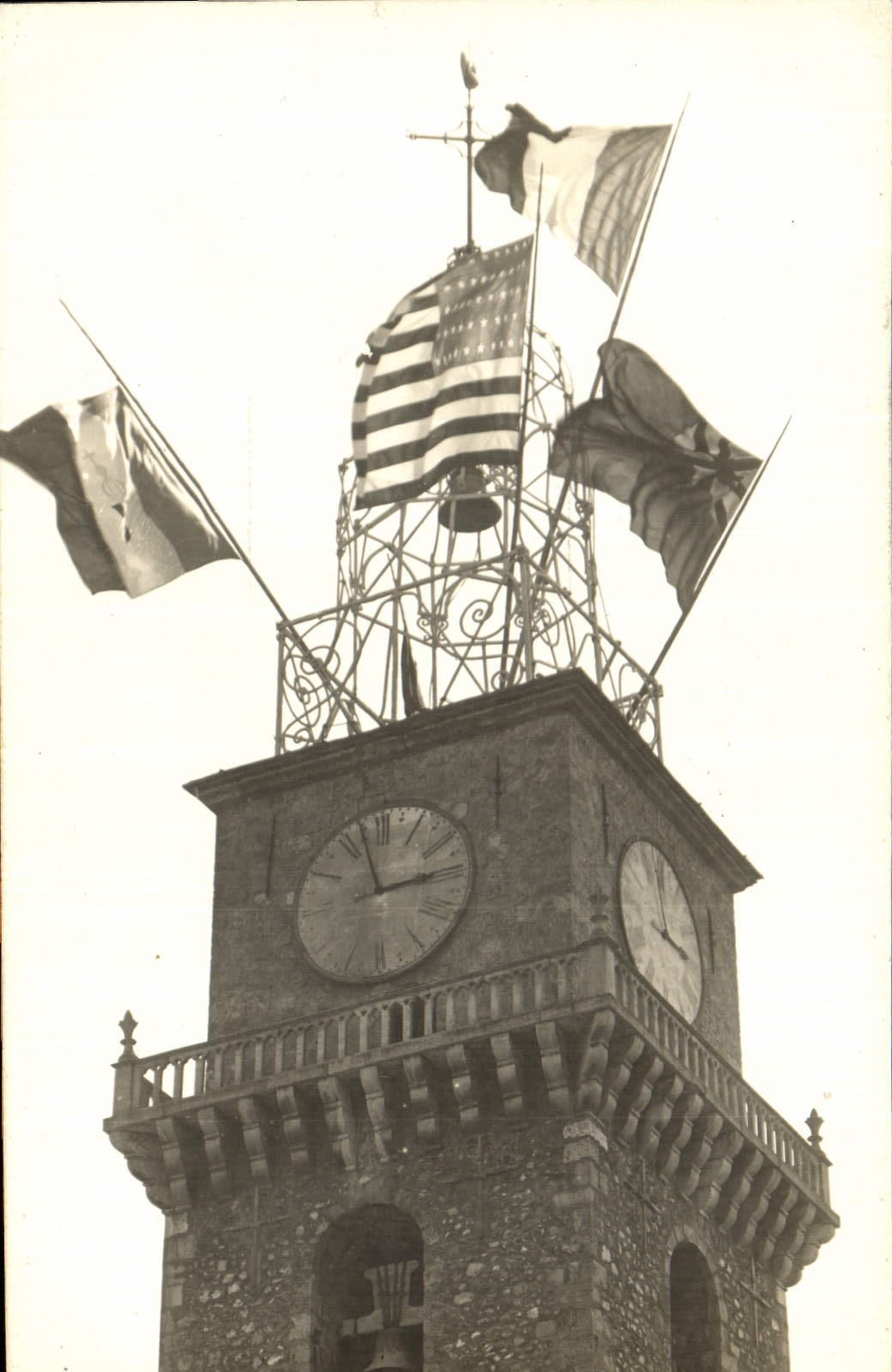 CPA Fetes de la Victoire 28 juin 14 juillet 1919 Militaria Tour Drapeaux Fer forge