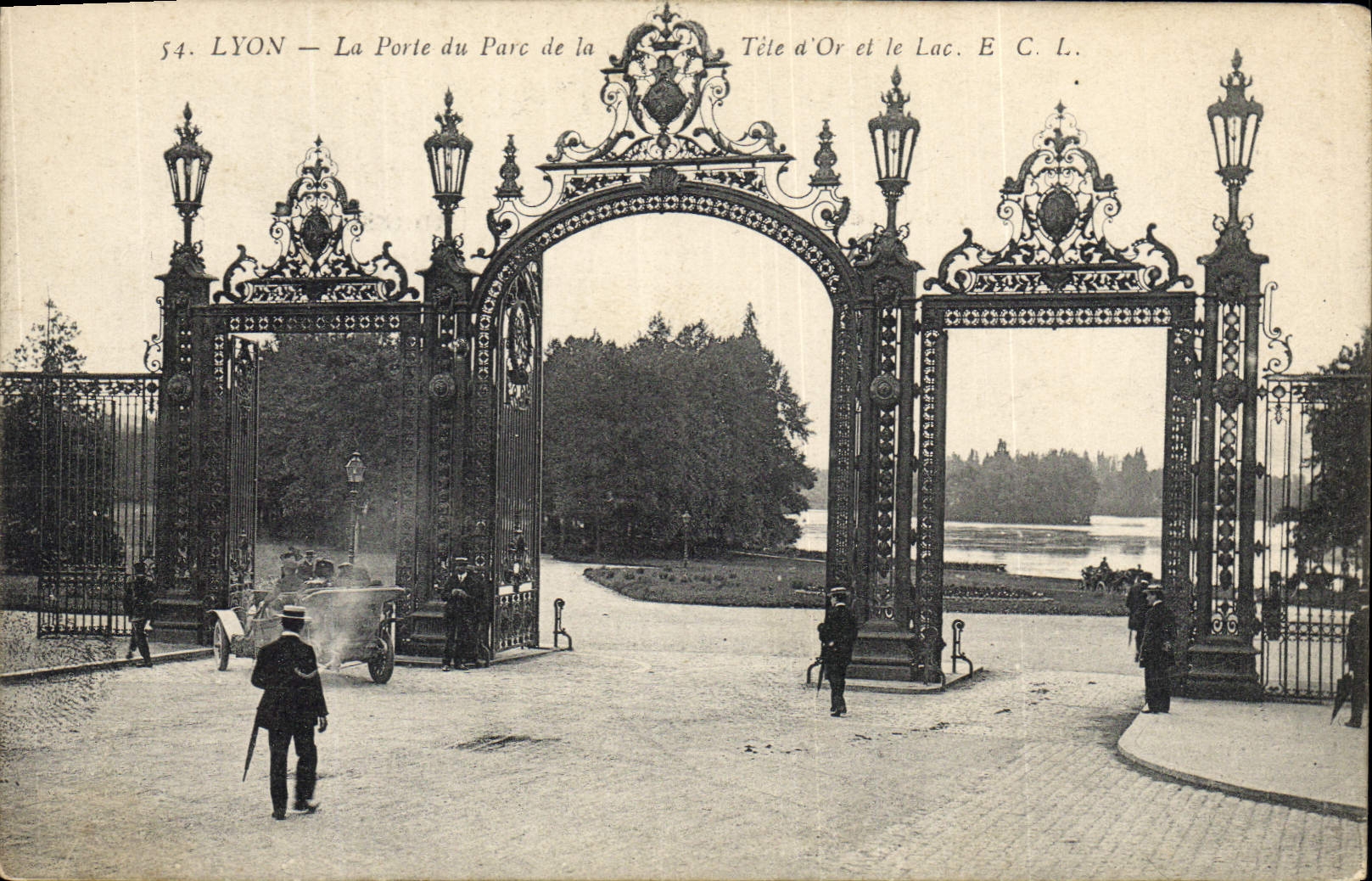 Postal Lyon la puerta del Parque de la Cabeza de Oro y el lago