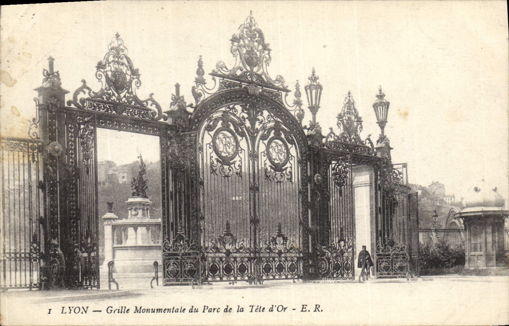 Postal Lyon Rejilla monumental del Parque de la Cabeza de Oro