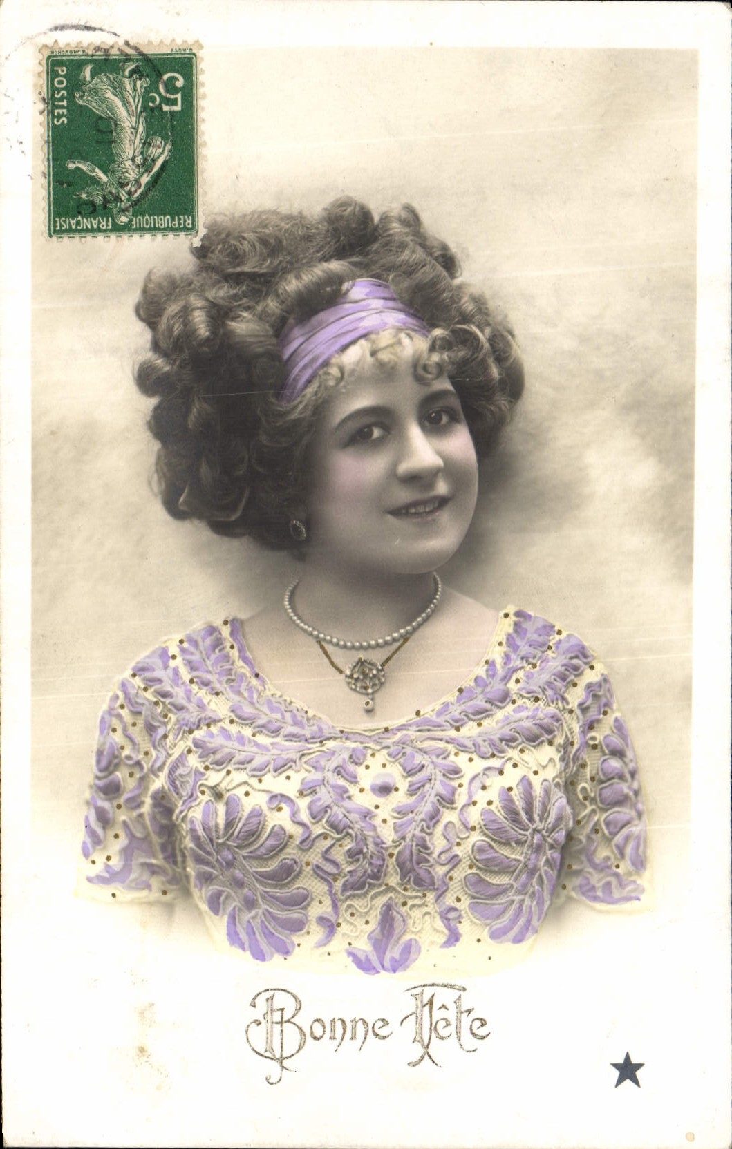 CPA Femme Bijou Collier