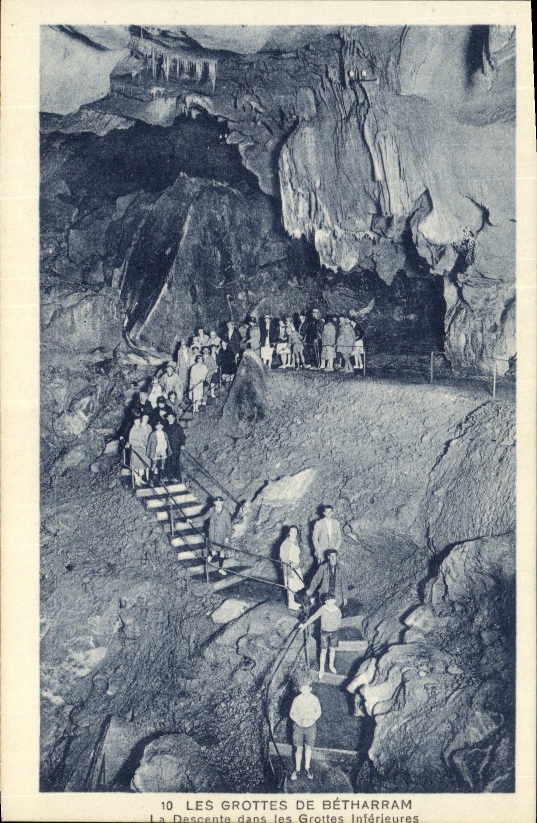 CPA Grotte Grottes de Betharram La descente dans les grottes inferieures 