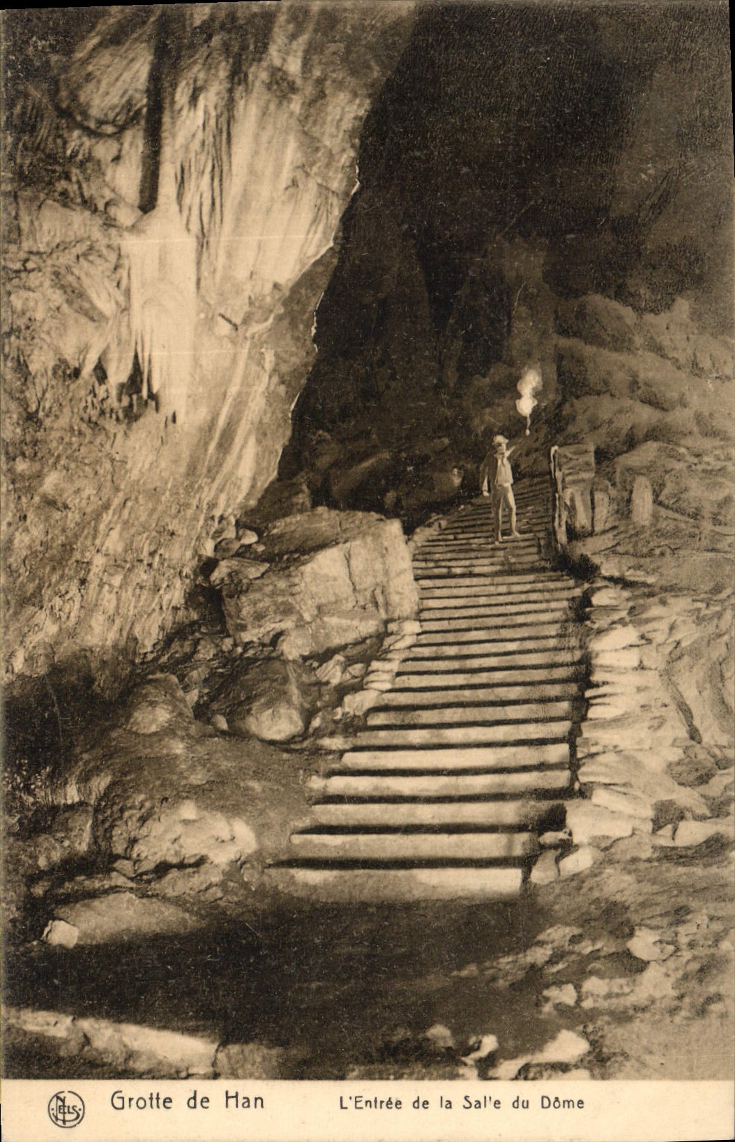 CPA Grottes Grotte de Han L'entree de la salle du Dome