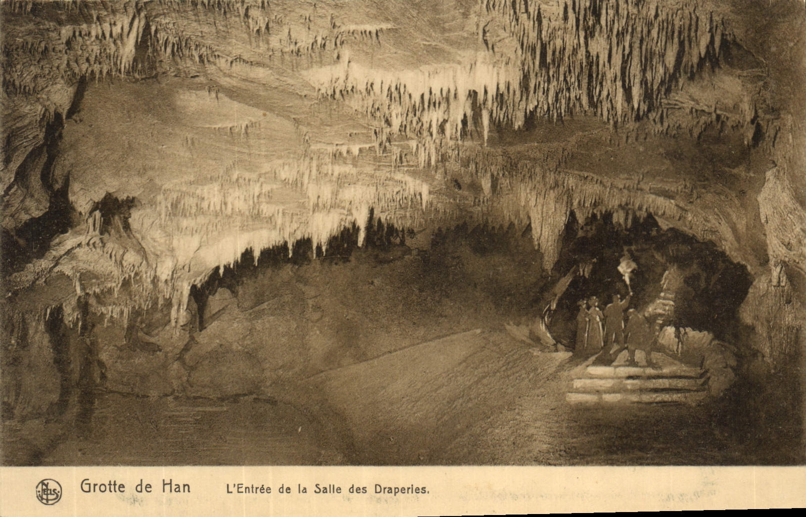 CPA Grotte de Han L'entree de la salle des Draperies Grottes 