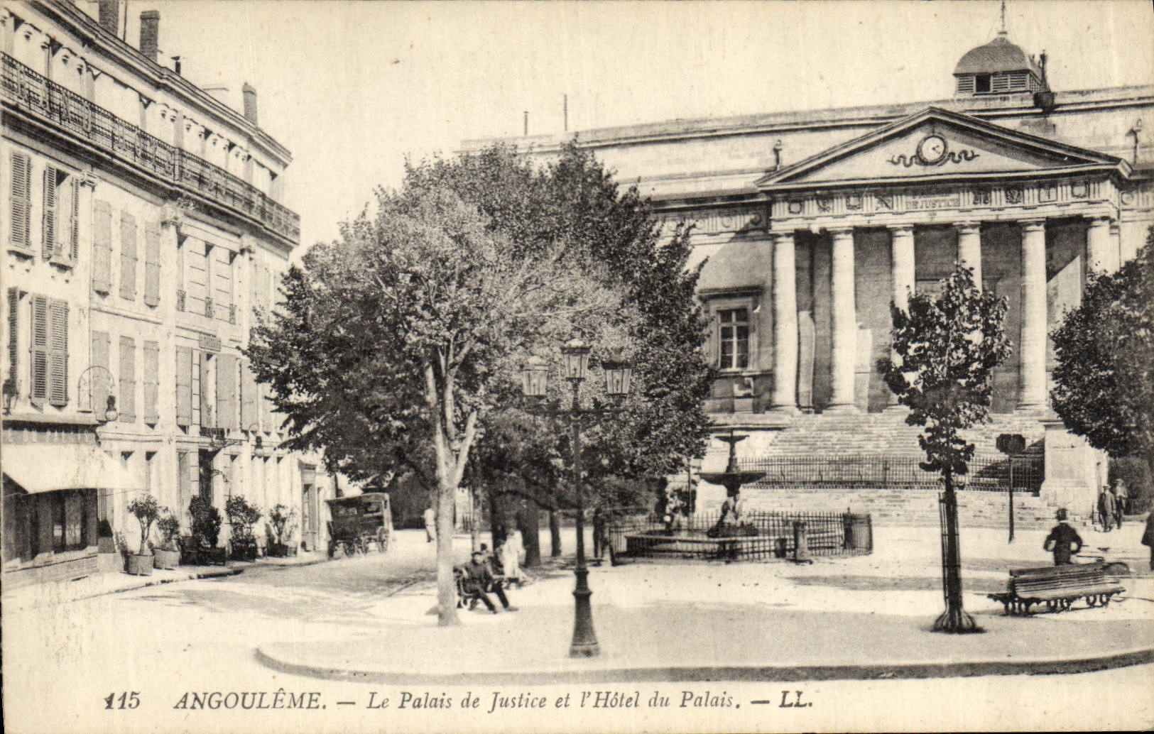 CPA Angouleme Le Palais de Justice et l'Hotel du Palais 