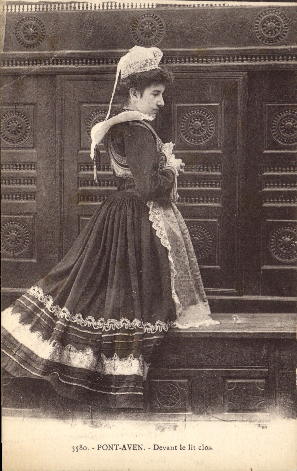 CPA Folklore Pont Aven Devant le lit clos