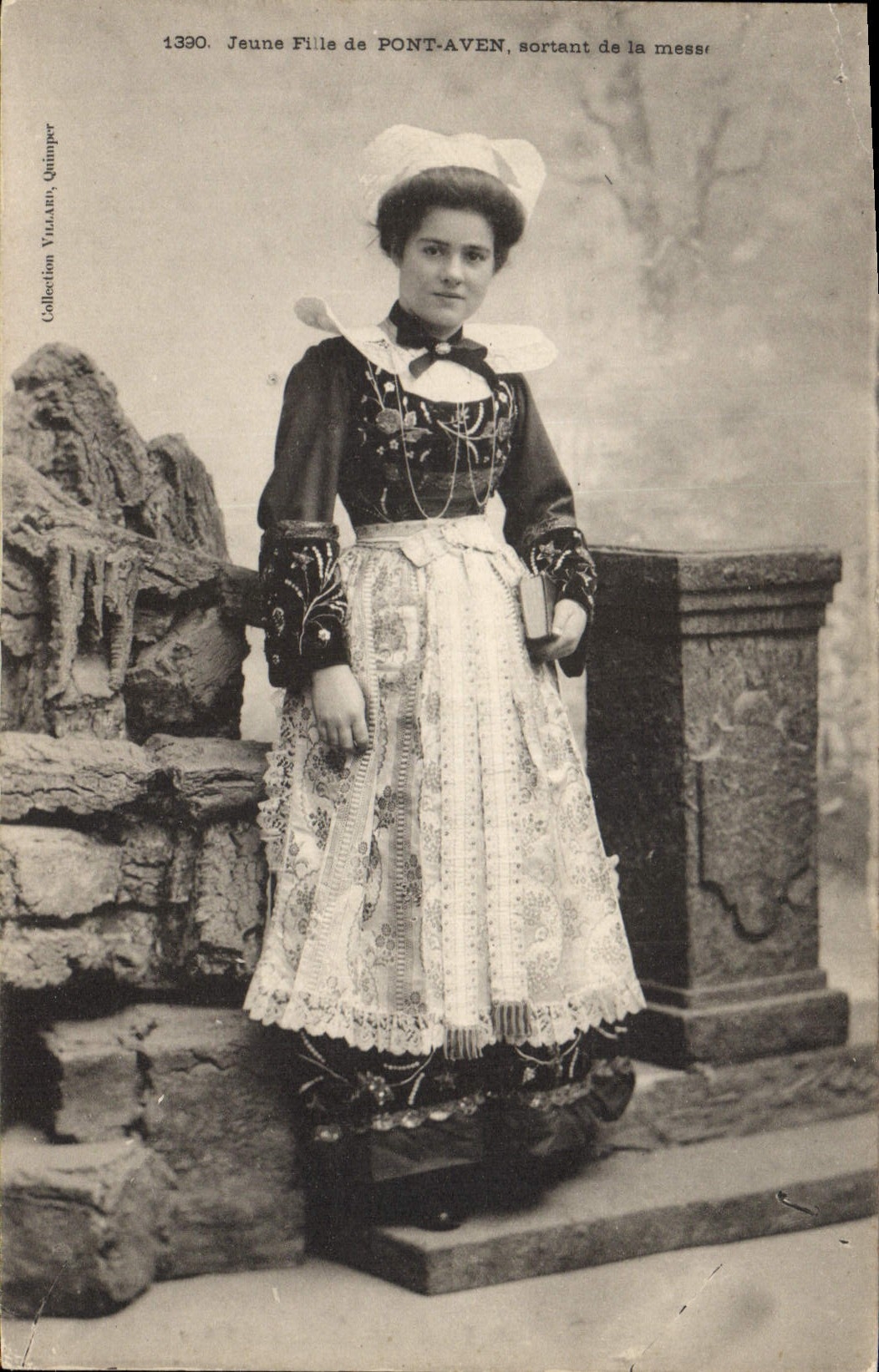 CPA Folklore Jeune fille de Pont Aven sortant de la messe