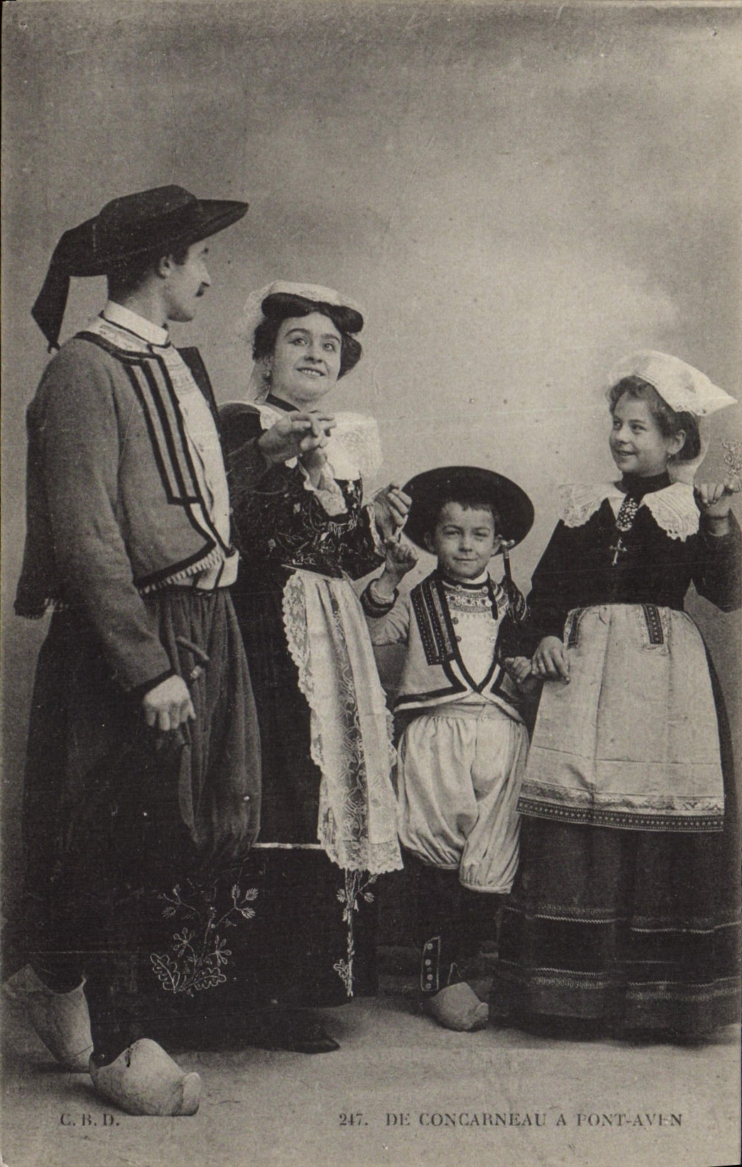CPA Folklore De Concarneau a Pont Aven Enfants
