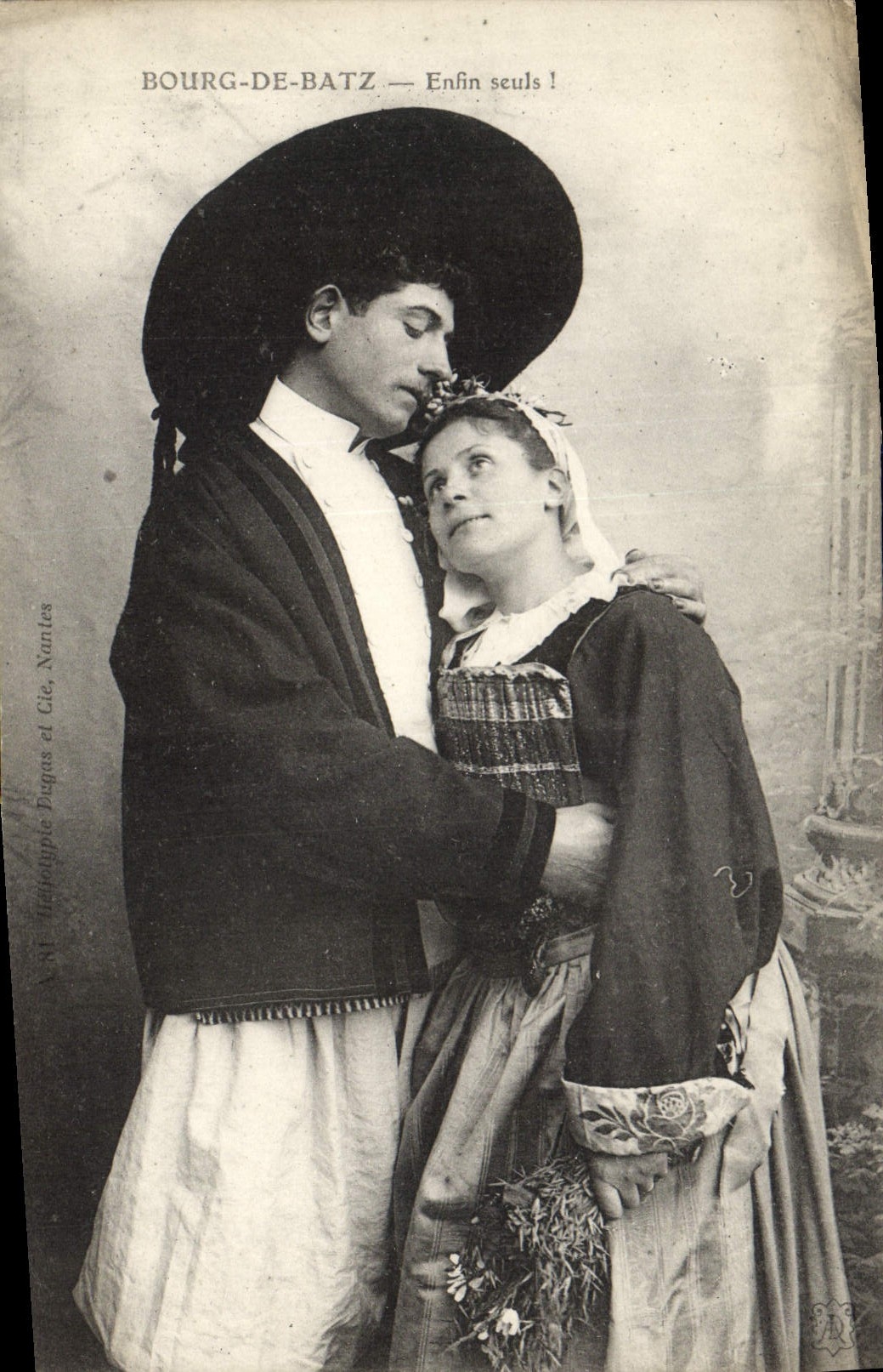 CPA Folklore Bourg de Batz Enfin seuls !