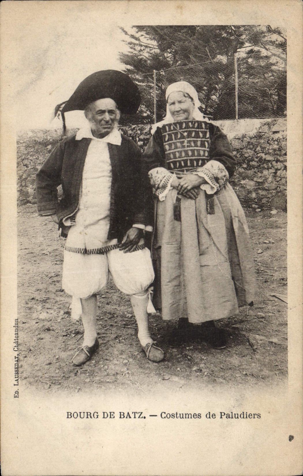 CPA Folklore Bourg de Batz Costumes de paludiers