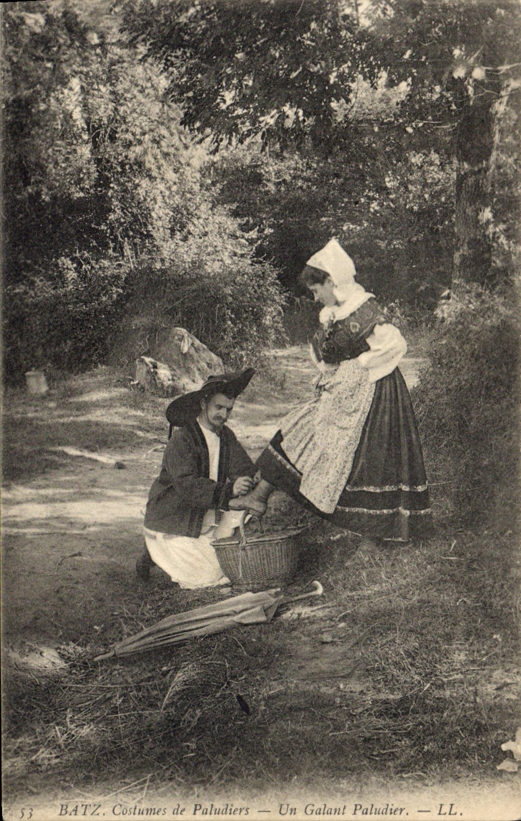 CPA Folklore Batz Costumes de paludiers Un galant paludier