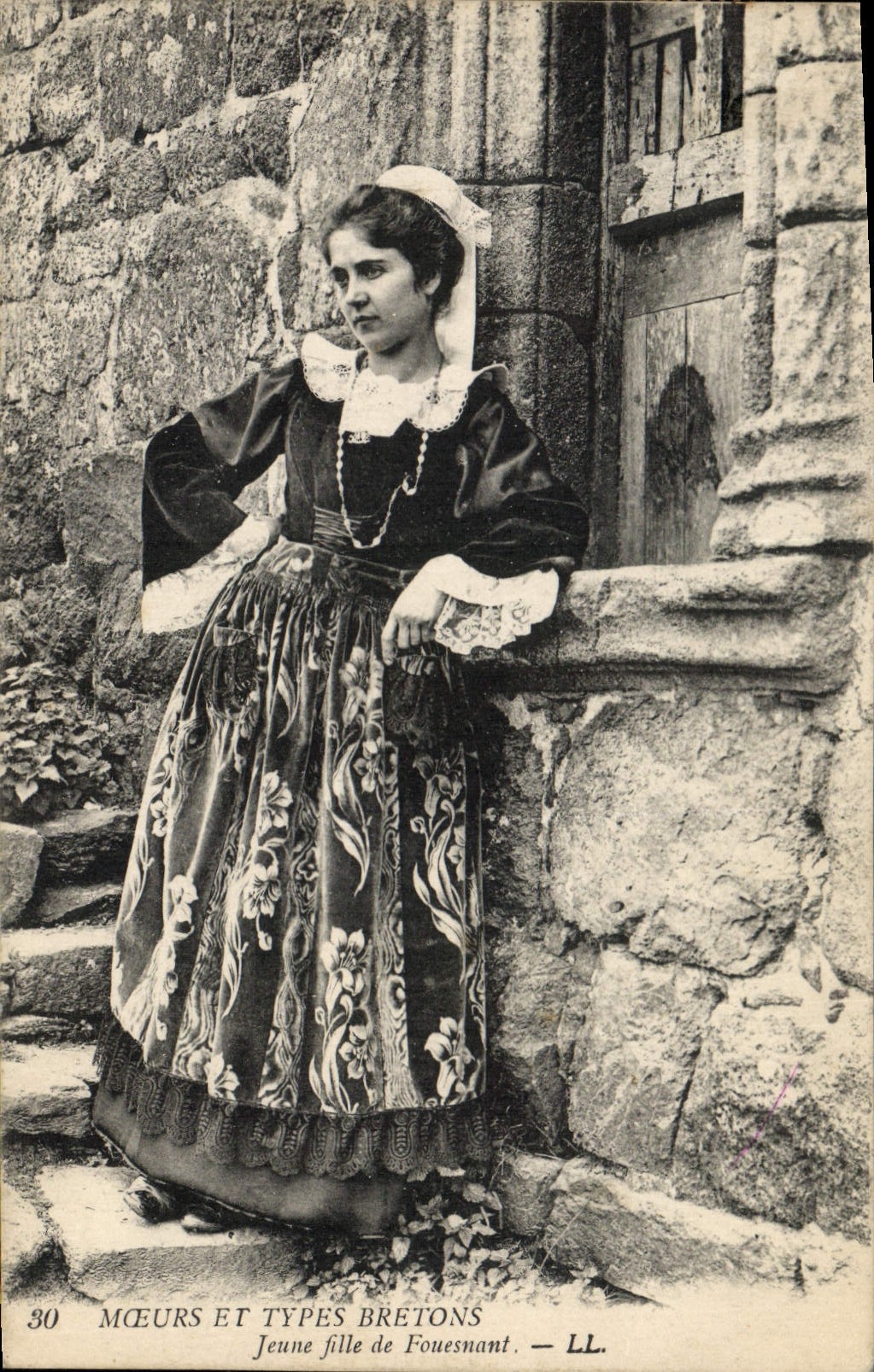CPA Folklore Jeune fille de Fouesnant