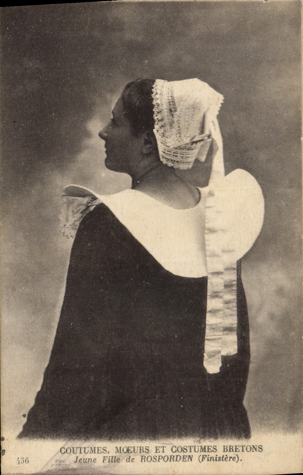 CPA Folklore Jeune fille de Rosporden Finistere