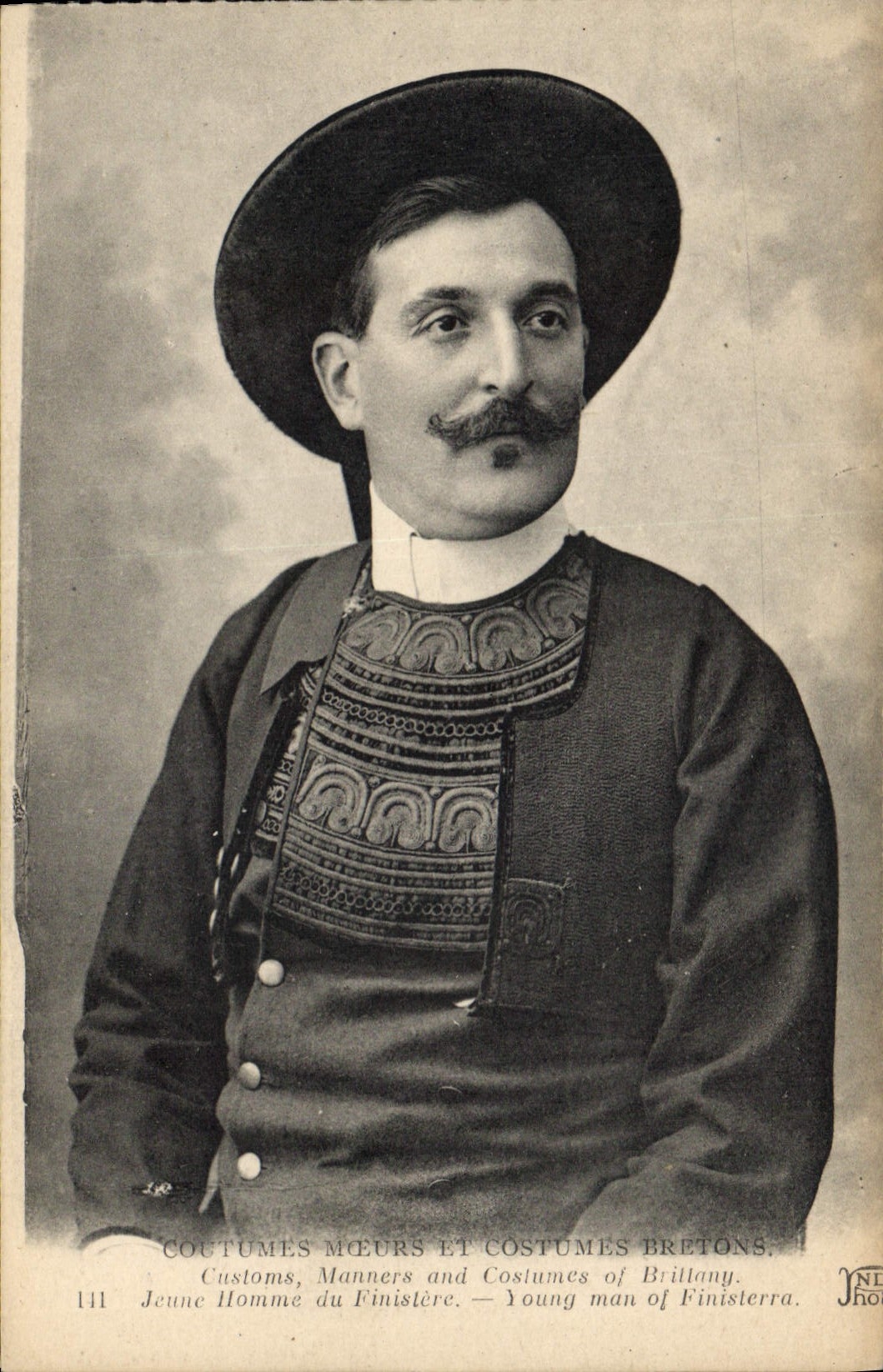 CPA Folklore Jeune homme du Finistere