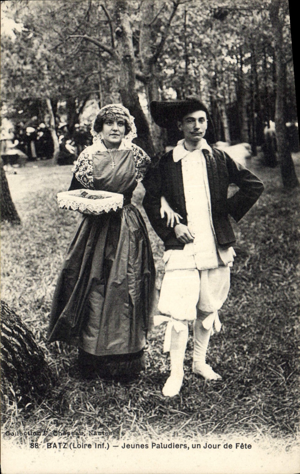 CPA Folklore Batz Jeunes paludiers un jour de fete