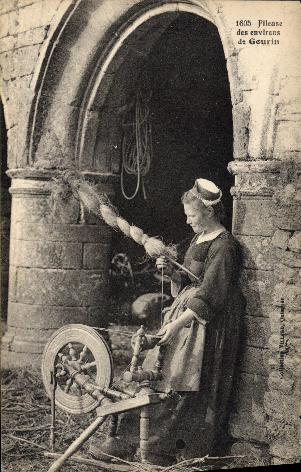 CPA Folklore Fileuse des environs de Gourin