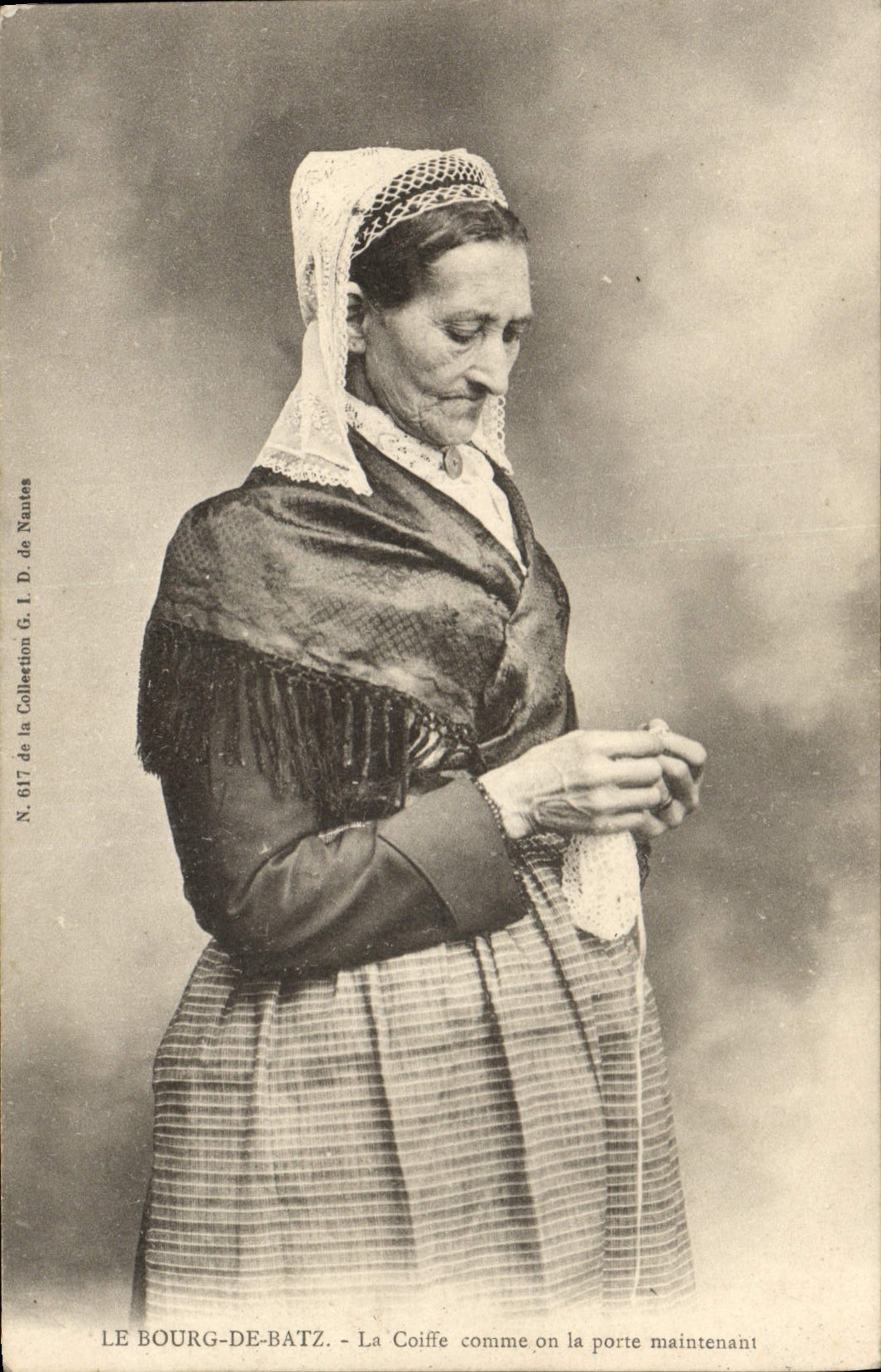 CPA Folklore Le Bourg de Batz La coiffe comme on la porte maintenant