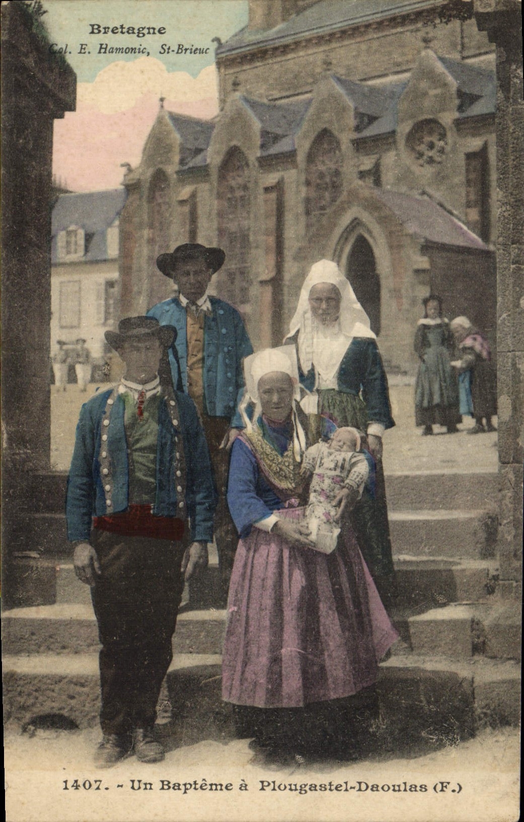 CPA Folklore Un bapteme a Plougastel Daoulas Bretagne