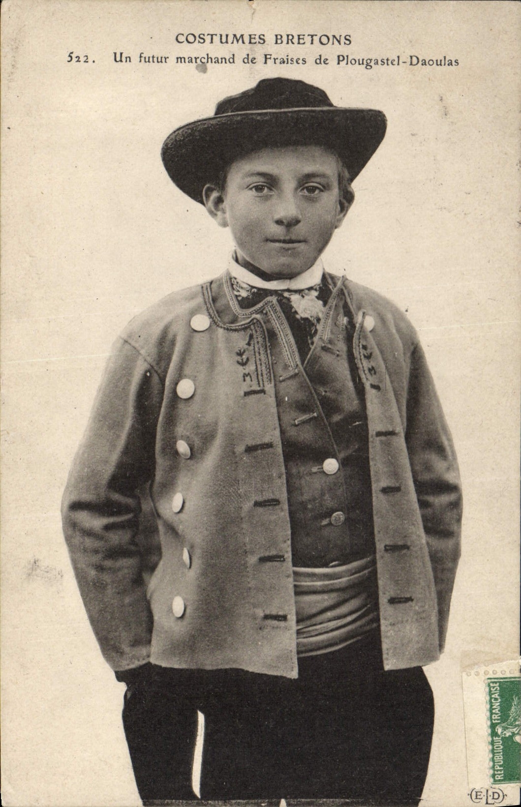 CPA Folklore Un futur marchand de fraises de Plougastel Daoulas