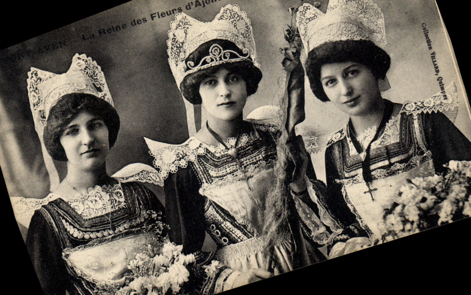 CPA Folklore Pont Aven La reine des fleurs d'ajoncs et ses demoiselles d'honneur