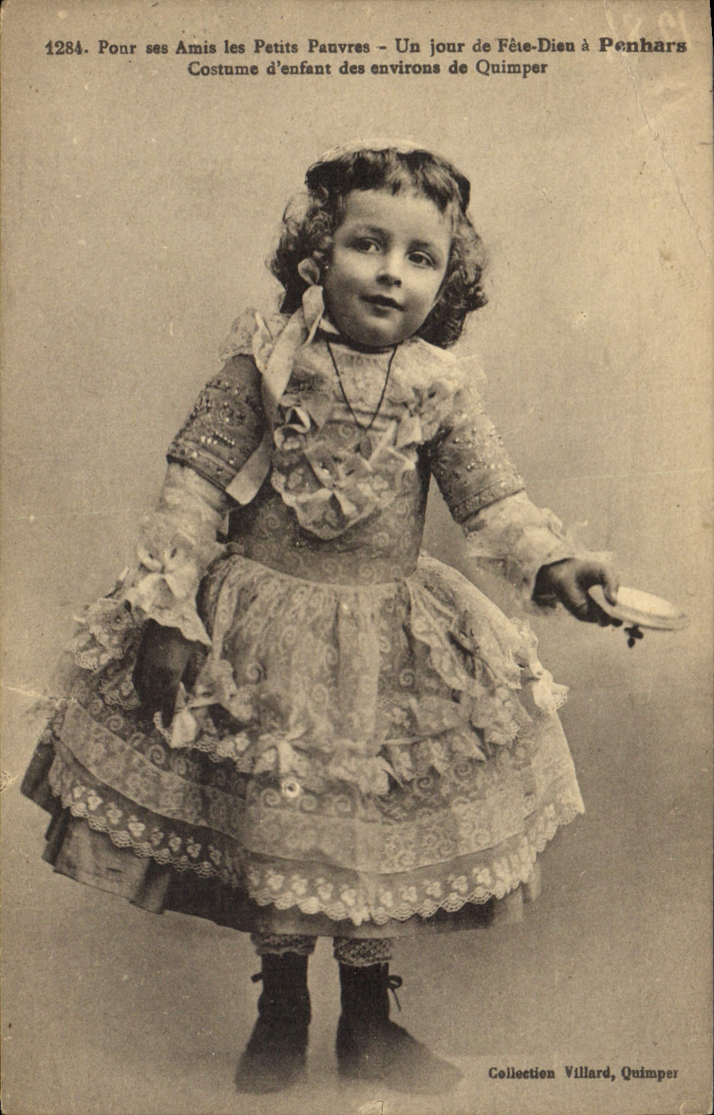 CPA Folklore Pour ses amis les petits pauvres Un jour de fete a Penhars Costume d'enfant des environs de Quimper