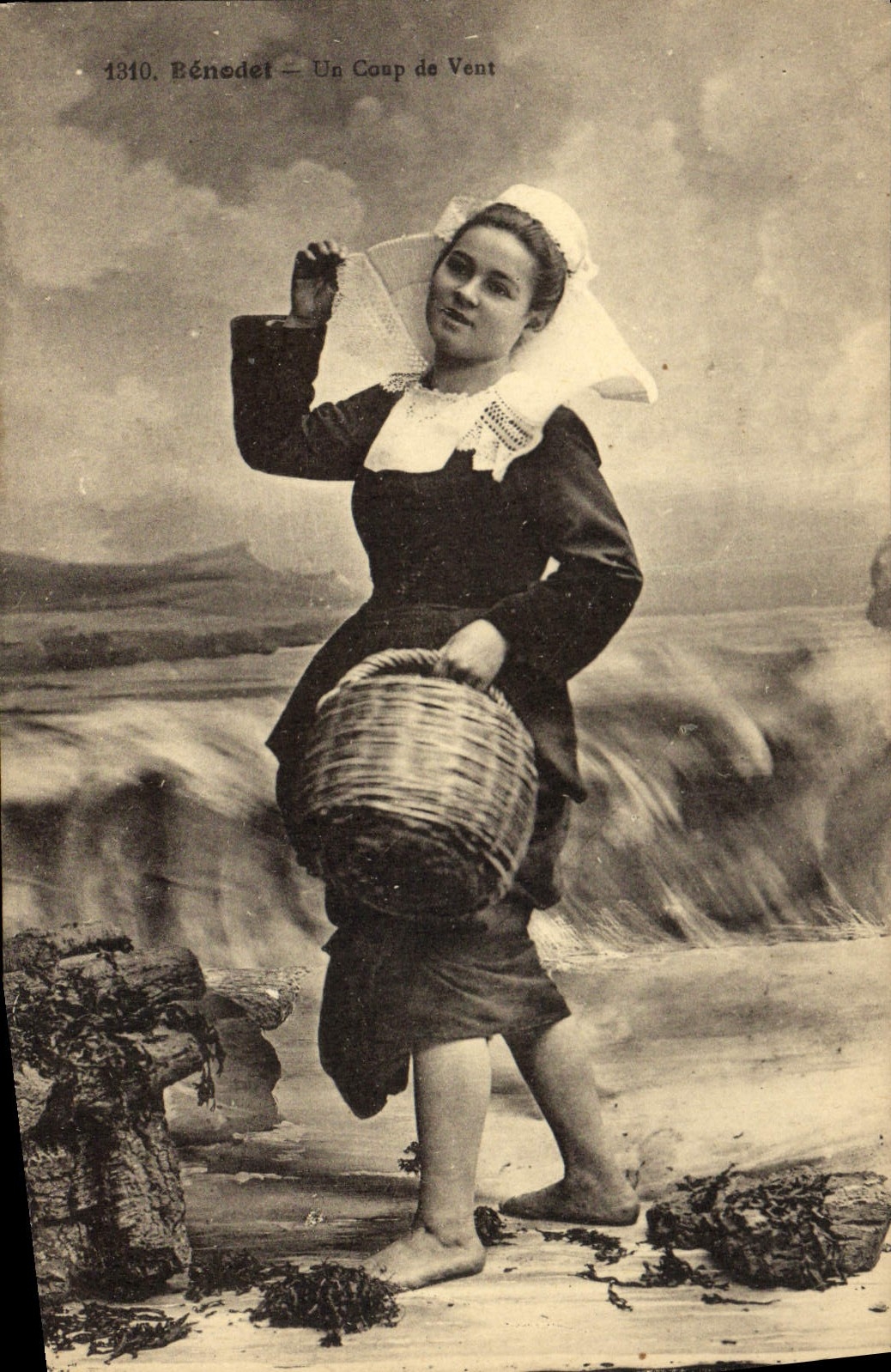 CPA Folklore Benodet Coup de vent Femme
