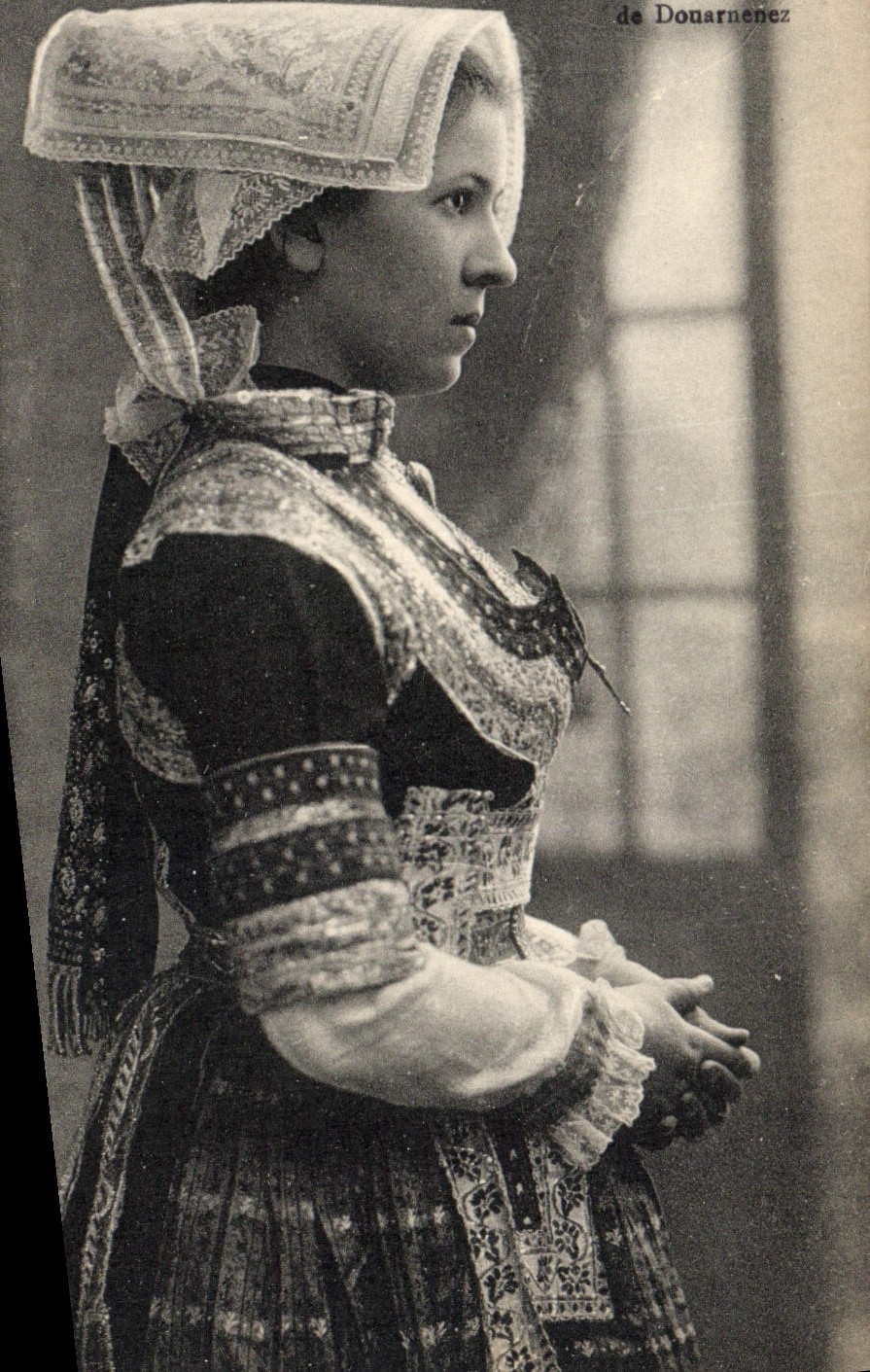 CPA Folklore Meditation Costume de Ploare Environs de Douarnenez