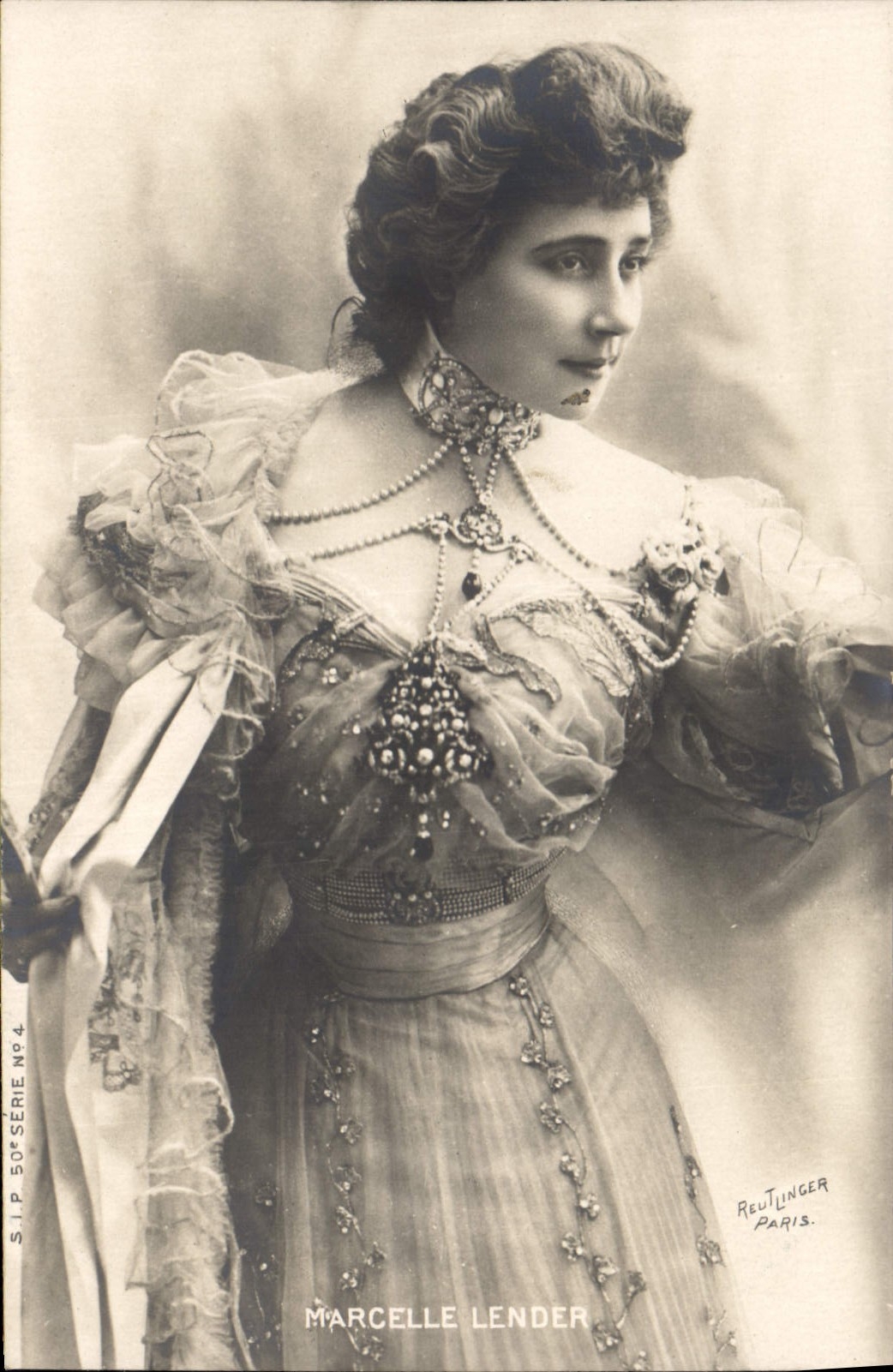 CPA Bijoux Femme Marcelle Lender
