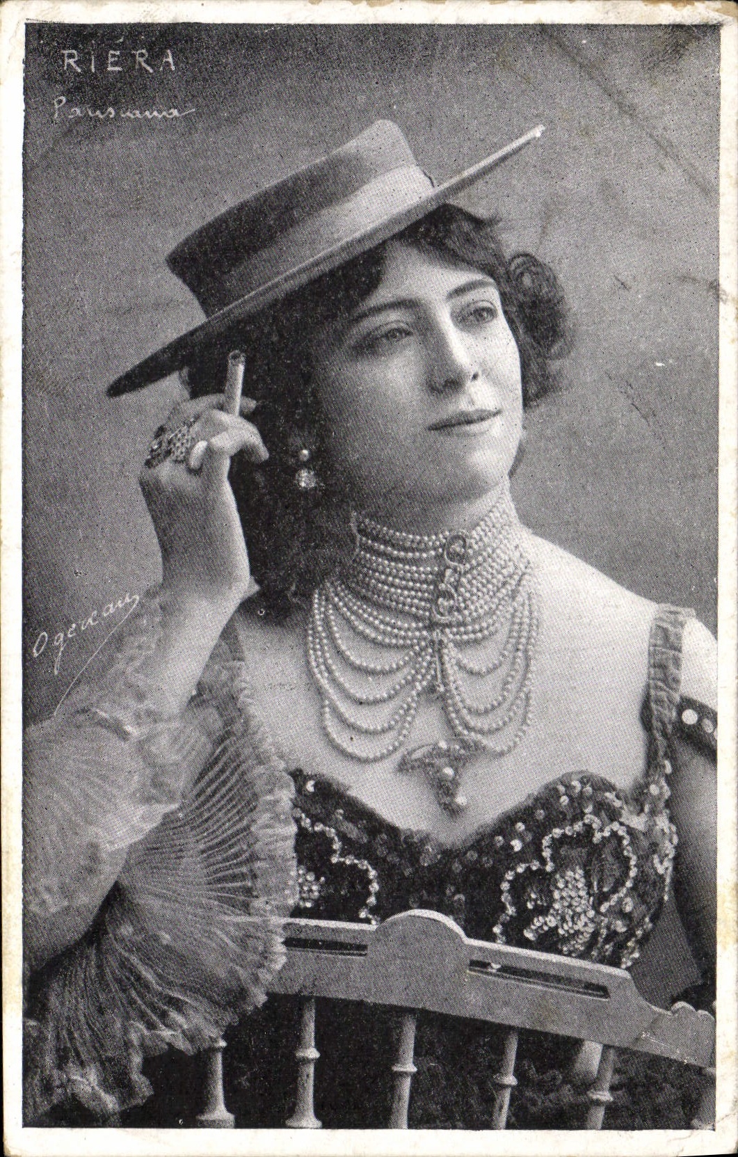 CPA Bijoux Femme Riera Parisiana