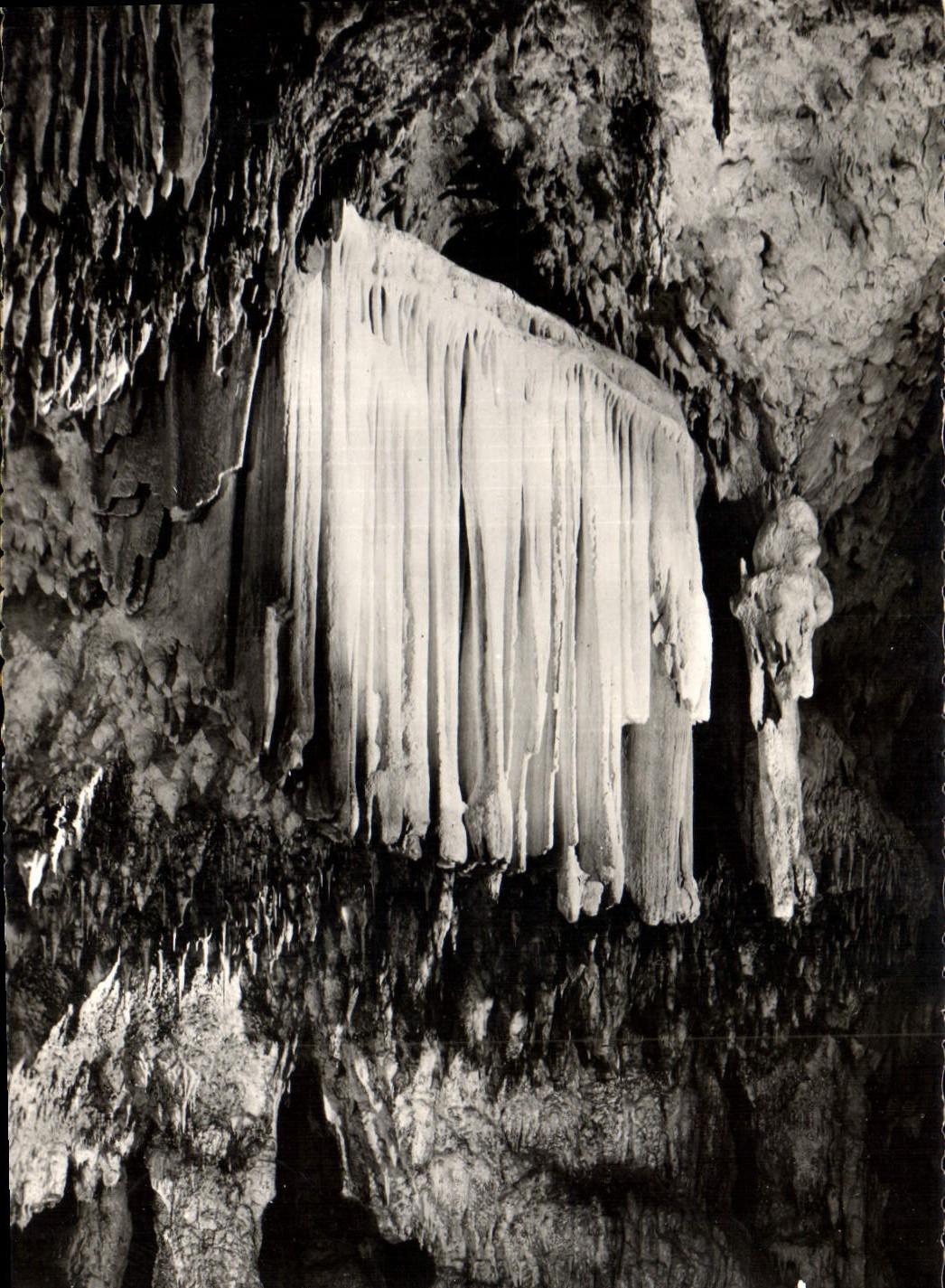CPA Route de Montpellier a Ganges Grotte des demoiselles La caverne miraculeuse le manteau Royal Grottes 
