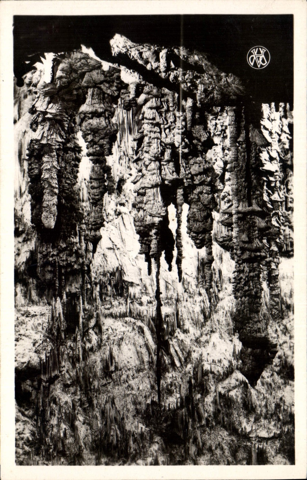 CPA Grotte Grottes Aven d'Orgnac Les grandes stalagmites vues du cone d'eboulis
