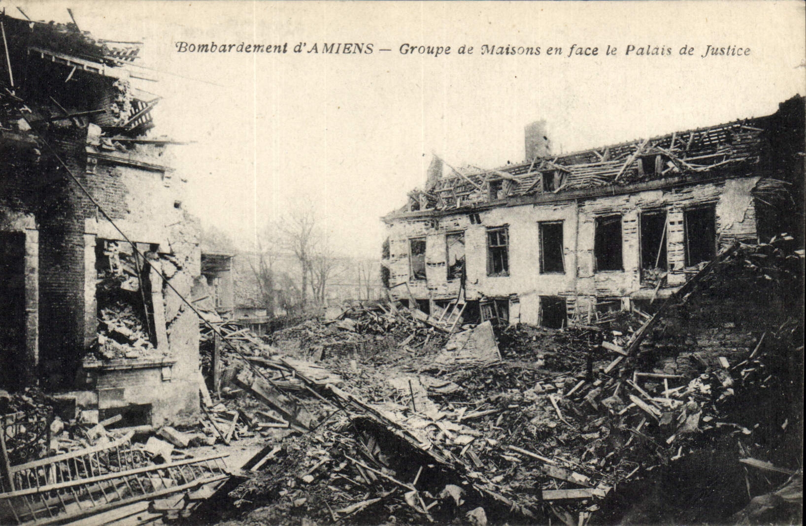 CPA Bombardement d'Amiens Groupe de maisons en face du Palais de Justice 